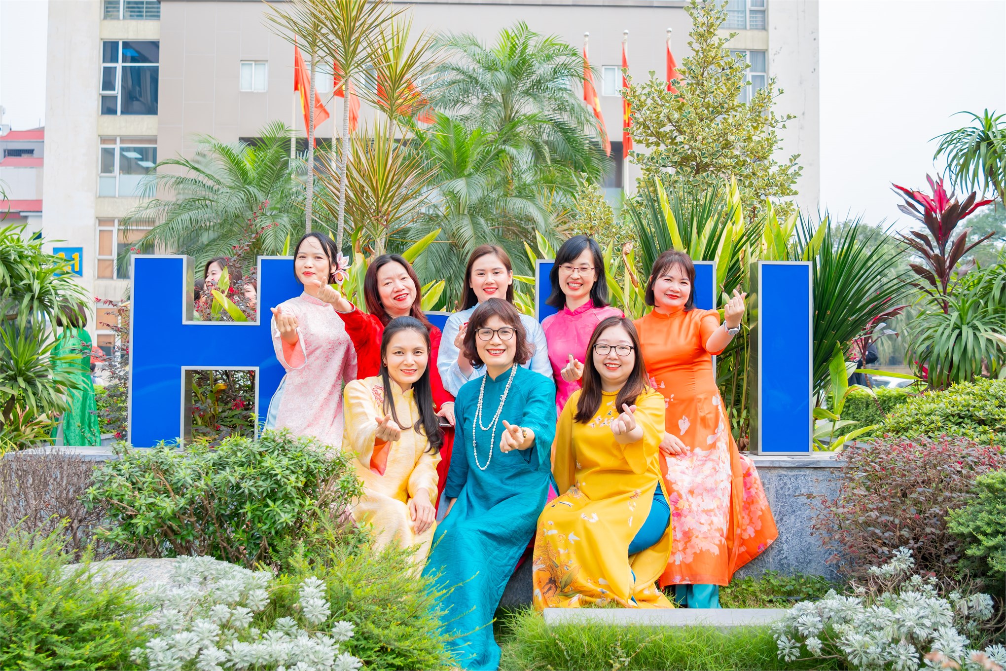 Nữ viên chức, người lao động Trường Ngoại ngữ – Du lịch rạng rỡ sắc áo dài chào mừng Quốc tế Phụ nữ 8/3