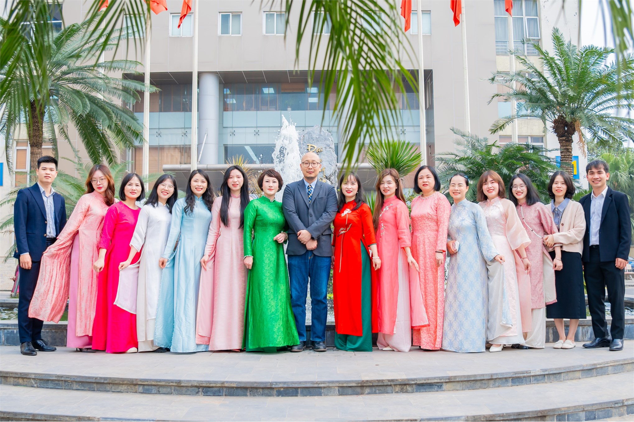 Nữ viên chức, người lao động Trường Ngoại ngữ – Du lịch rạng rỡ sắc áo dài chào mừng Quốc tế Phụ nữ 8/3