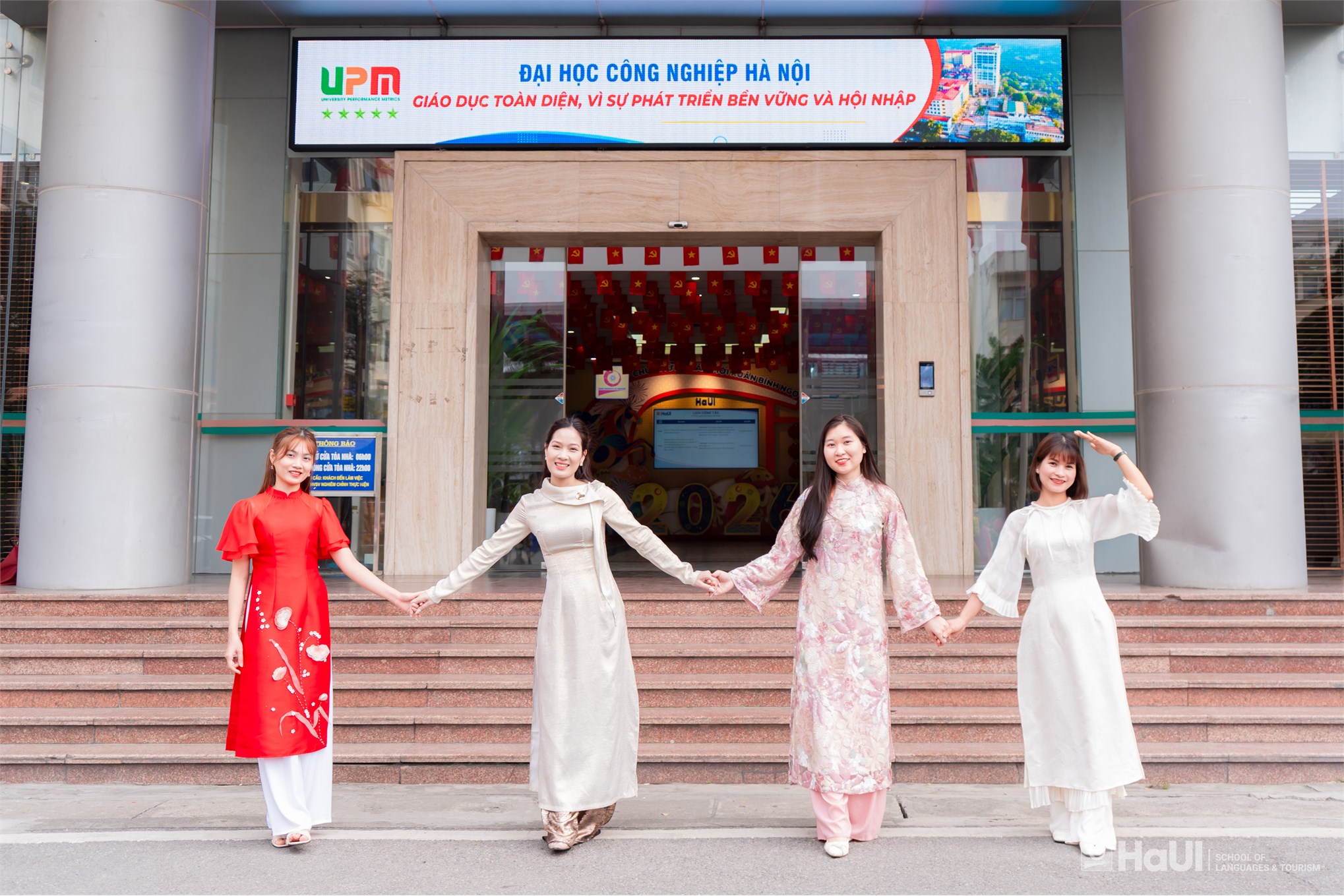 Nữ viên chức, người lao động Trường Ngoại ngữ – Du lịch rạng rỡ sắc áo dài chào mừng Quốc tế Phụ nữ 8/3