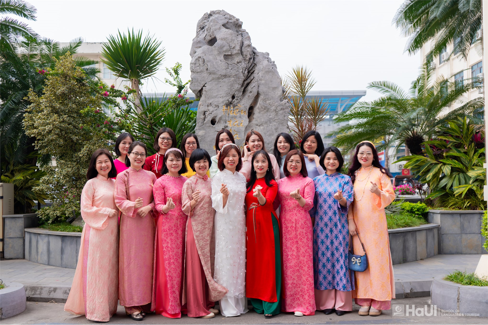 Nữ viên chức, người lao động Trường Ngoại ngữ – Du lịch rạng rỡ sắc áo dài chào mừng Quốc tế Phụ nữ 8/3