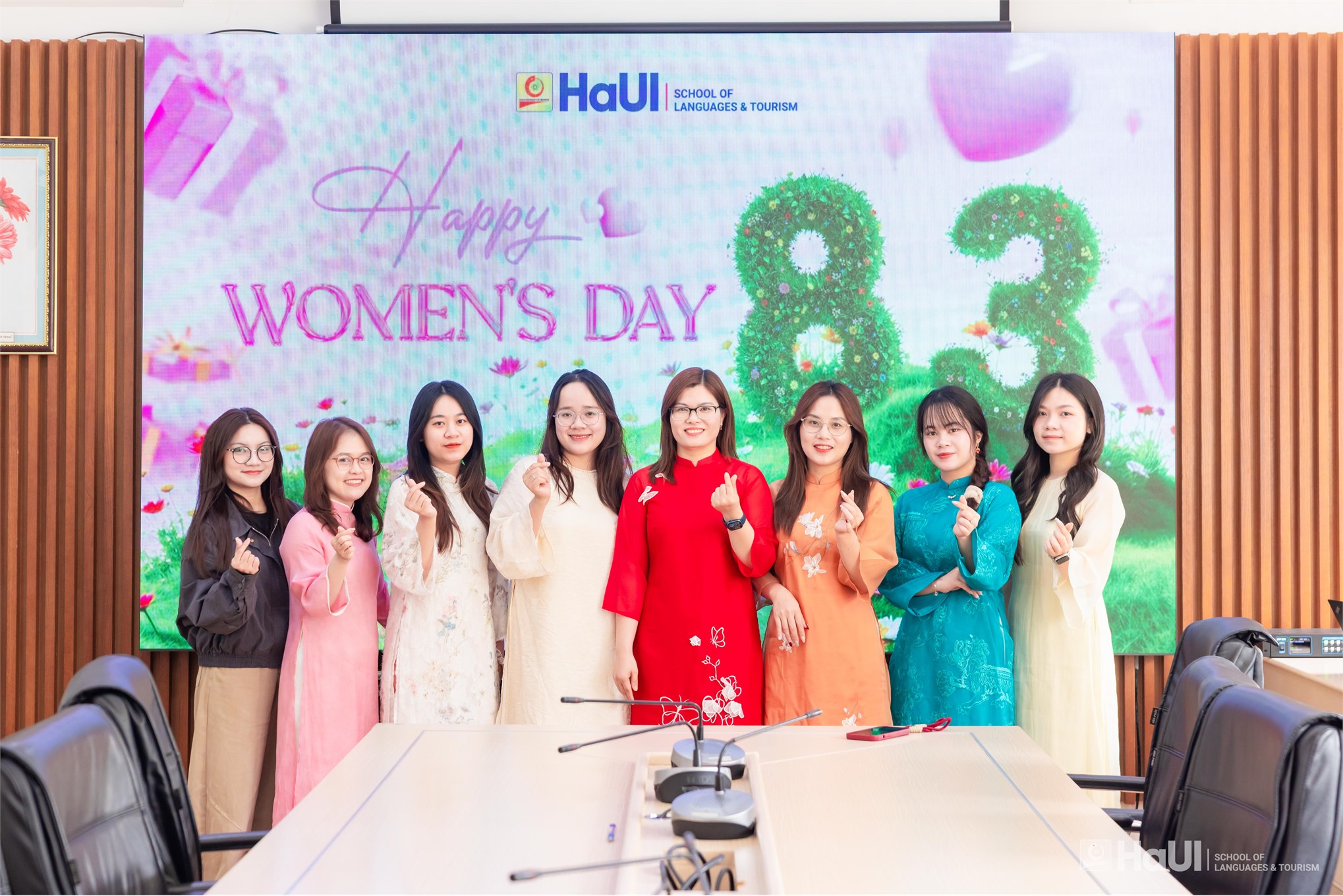 Nữ viên chức, người lao động Trường Ngoại ngữ – Du lịch rạng rỡ sắc áo dài chào mừng Quốc tế Phụ nữ 8/3