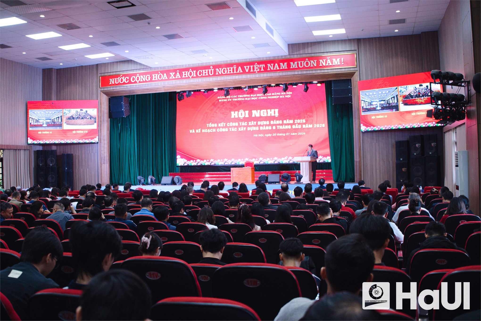 PGS.TS. Lê Ba Phong được trao tặng Giấy khen đảng viên hoàn thành xuất sắc nhiệm vụ 5 năm liền