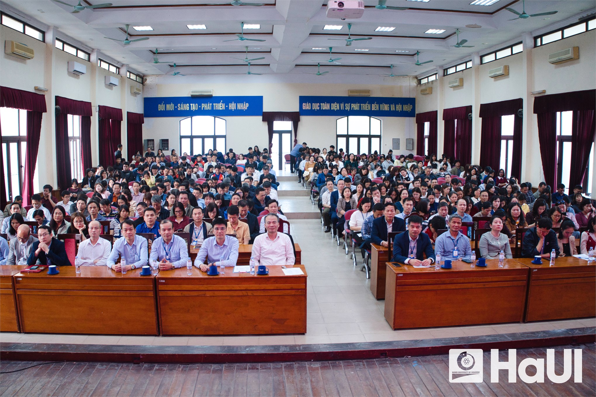 PGS.TS. Lê Ba Phong được trao tặng Giấy khen đảng viên hoàn thành xuất sắc nhiệm vụ 5 năm liền