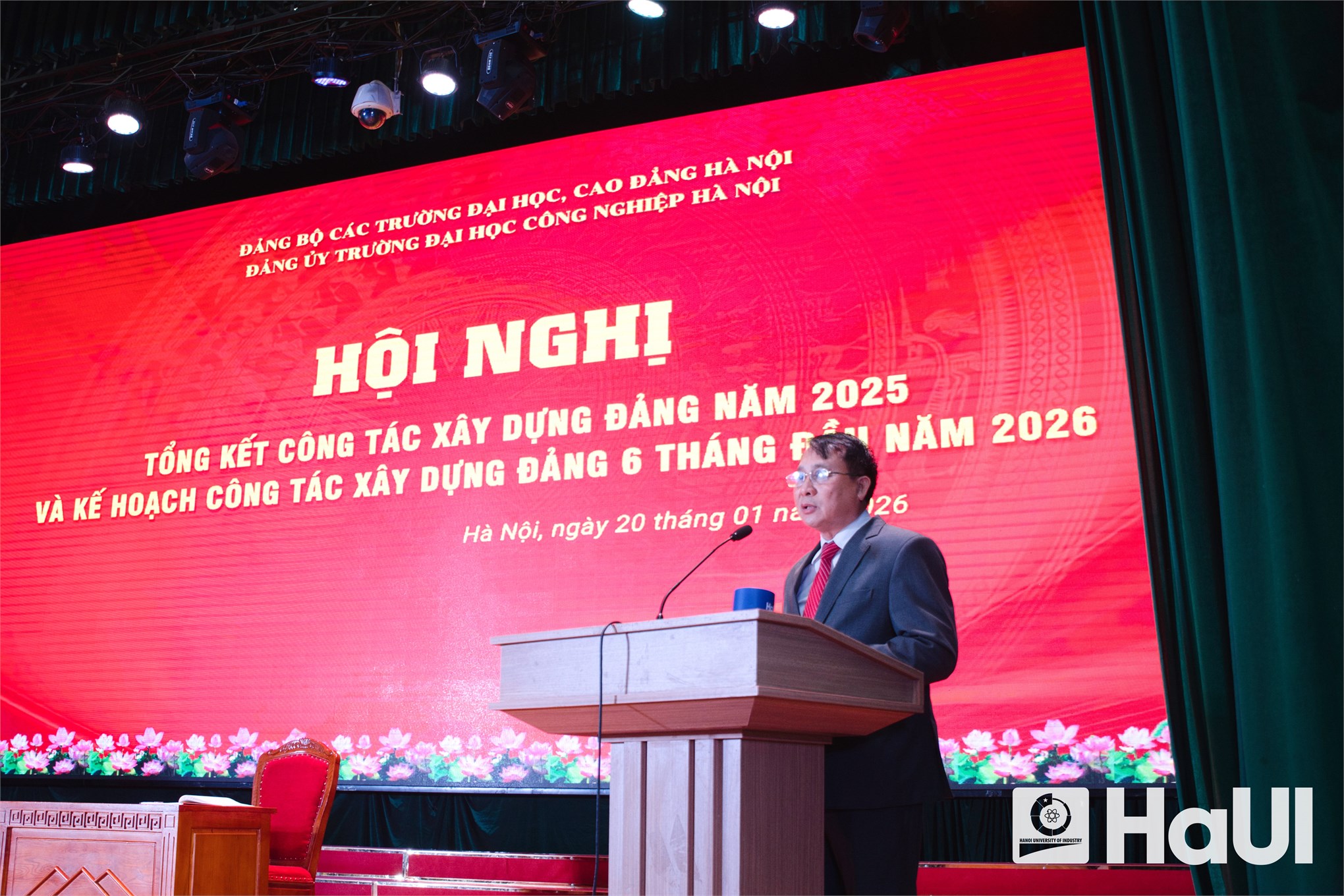 PGS.TS. Lê Ba Phong được trao tặng Giấy khen đảng viên hoàn thành xuất sắc nhiệm vụ 5 năm liền