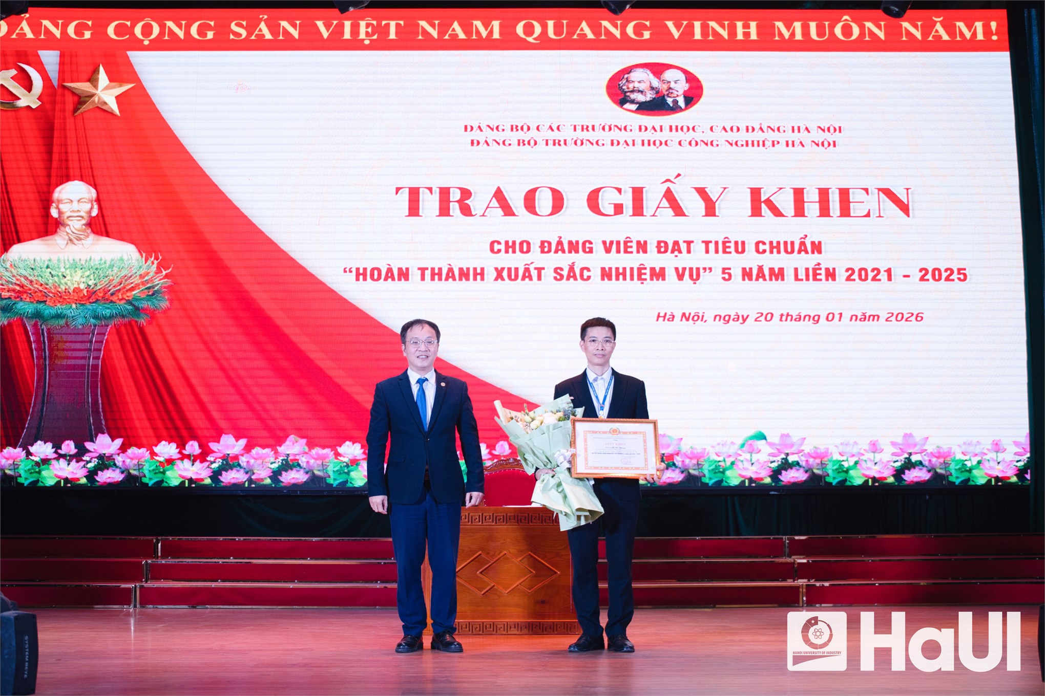 PGS.TS. Lê Ba Phong được trao tặng Giấy khen đảng viên hoàn thành xuất sắc nhiệm vụ 5 năm liền