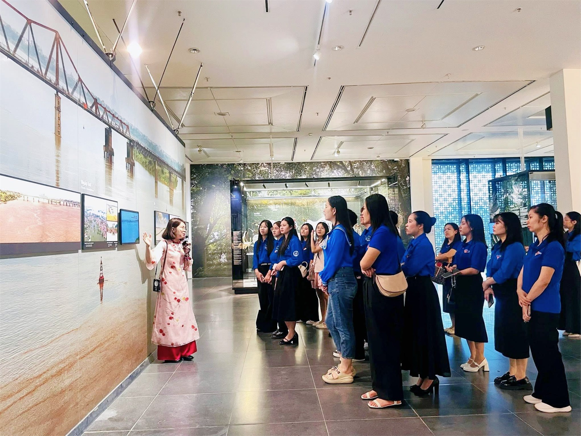 Sinh viên tình nguyện Trường Ngoại ngữ – Du lịch hưởng ứng Tháng Thanh niên qua hành trình thực tế tại Bảo tàng Hà Nội