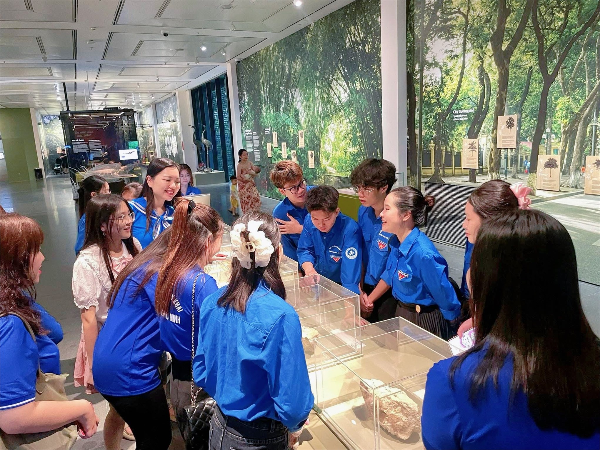 Sinh viên tình nguyện Trường Ngoại ngữ – Du lịch hưởng ứng Tháng Thanh niên qua hành trình thực tế tại Bảo tàng Hà Nội