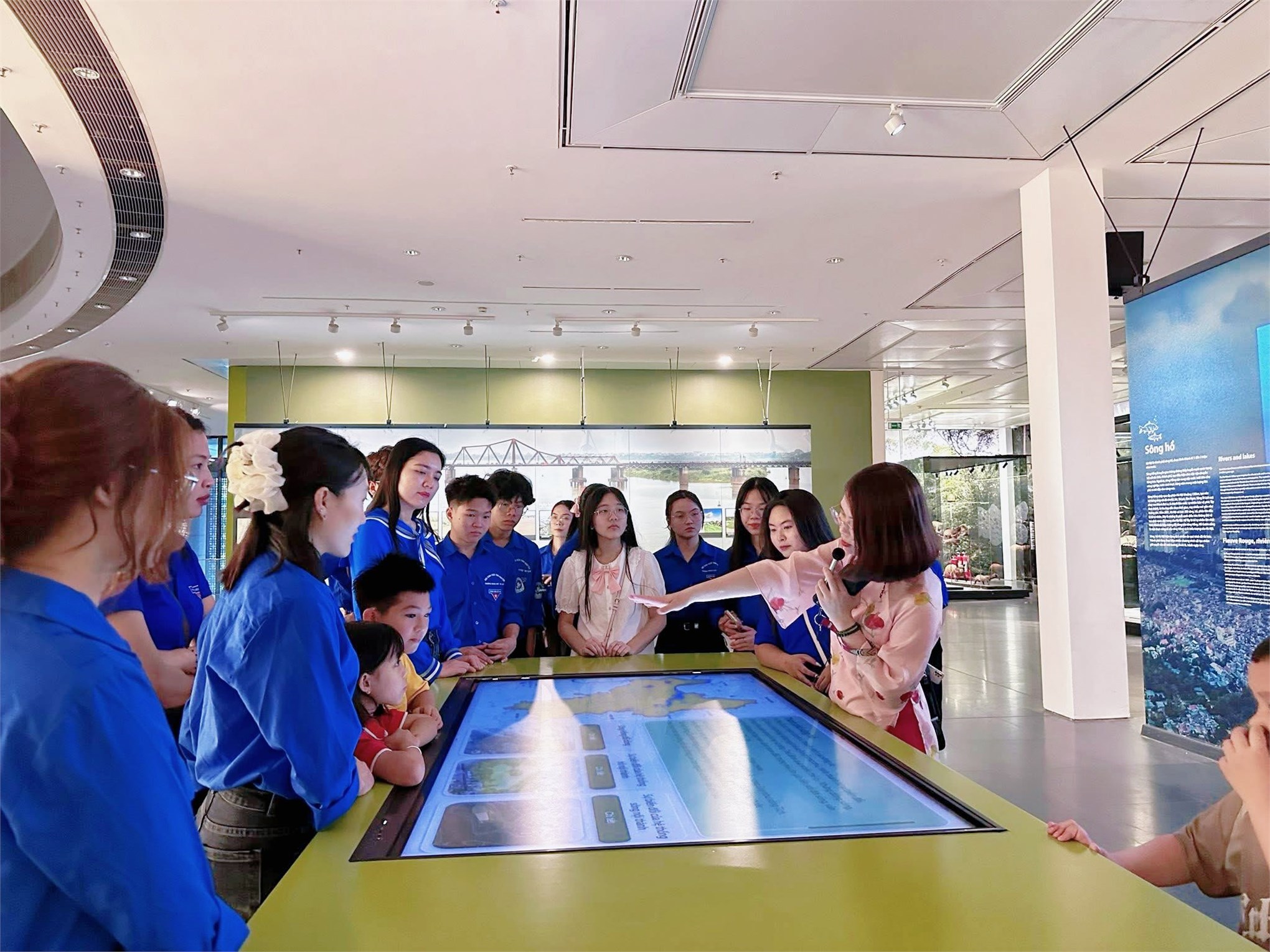 Sinh viên tình nguyện Trường Ngoại ngữ – Du lịch hưởng ứng Tháng Thanh niên qua hành trình thực tế tại Bảo tàng Hà Nội