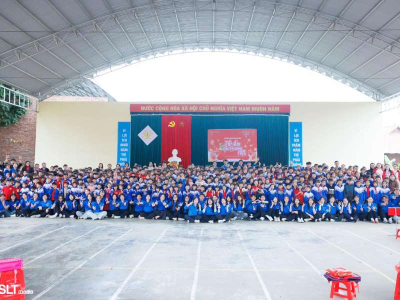 Tuổi trẻ Trường Ngoại ngữ – Du lịch mang Tết Ấm Yêu Thương đến học sinh Trường Tiểu học Ngọc Lập