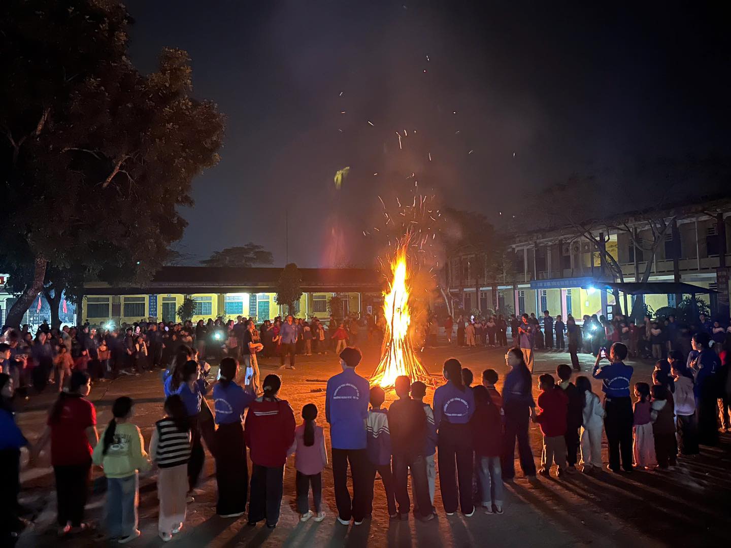 Tuổi trẻ Trường Ngoại ngữ – Du lịch mang Tết Ấm Yêu Thương đến học sinh Trường Tiểu học Ngọc Lập