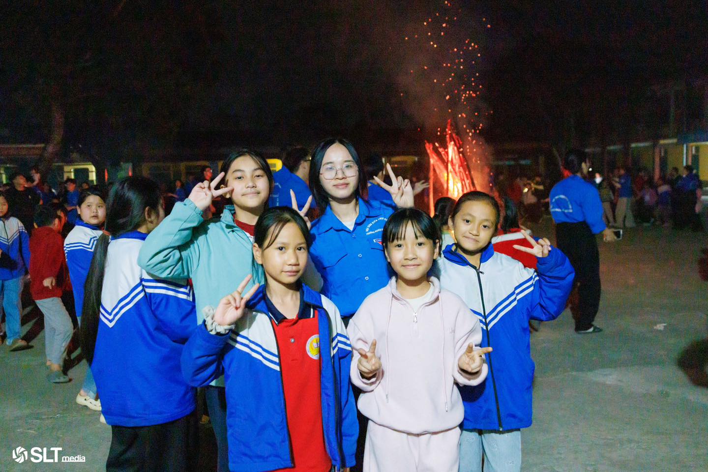 Tuổi trẻ Trường Ngoại ngữ – Du lịch mang Tết Ấm Yêu Thương đến học sinh Trường Tiểu học Ngọc Lập