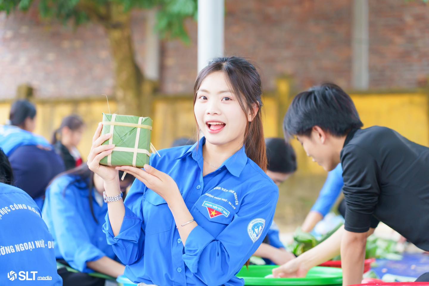 Tuổi trẻ Trường Ngoại ngữ – Du lịch mang Tết Ấm Yêu Thương đến học sinh Trường Tiểu học Ngọc Lập