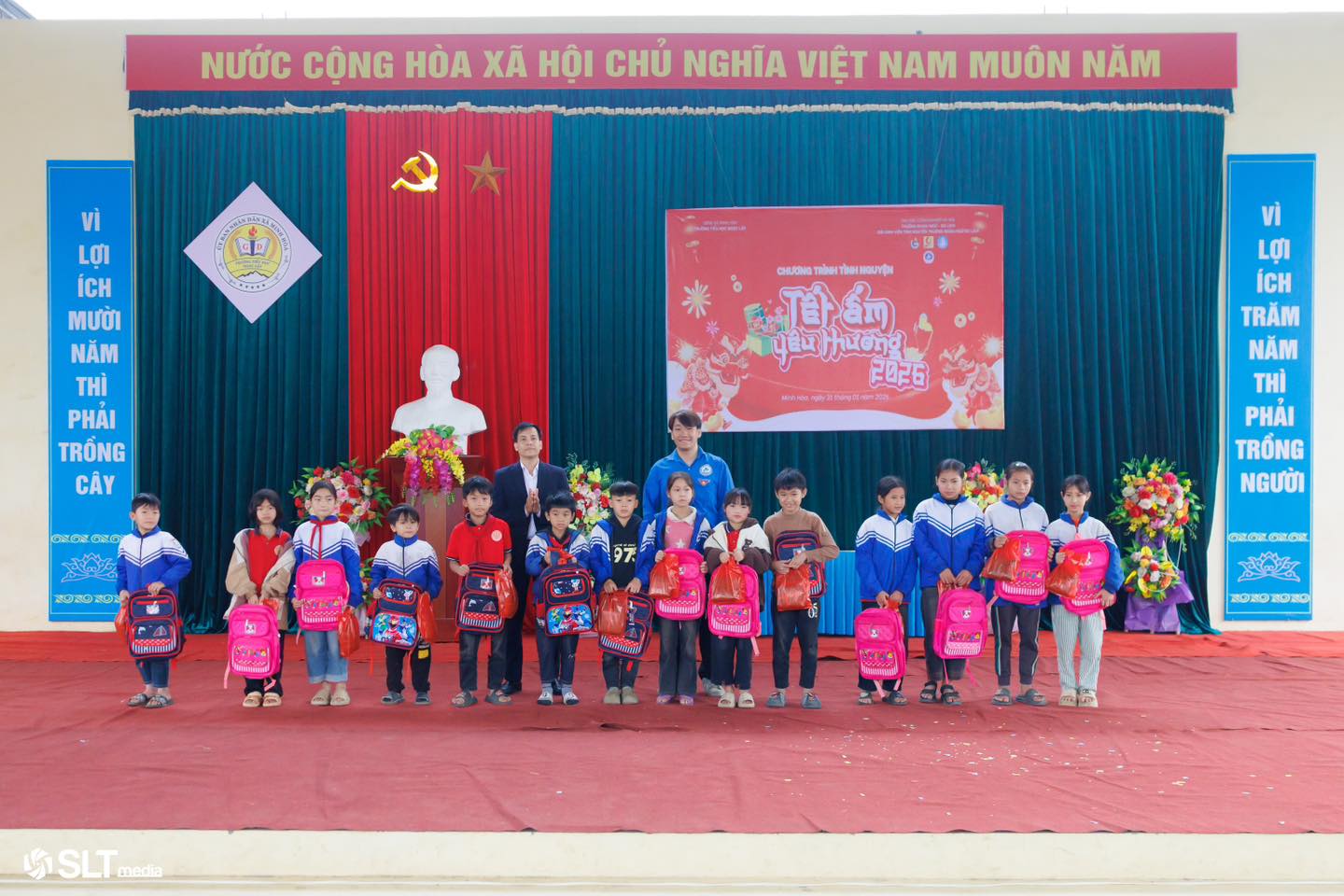 Tuổi trẻ Trường Ngoại ngữ – Du lịch mang Tết Ấm Yêu Thương đến học sinh Trường Tiểu học Ngọc Lập