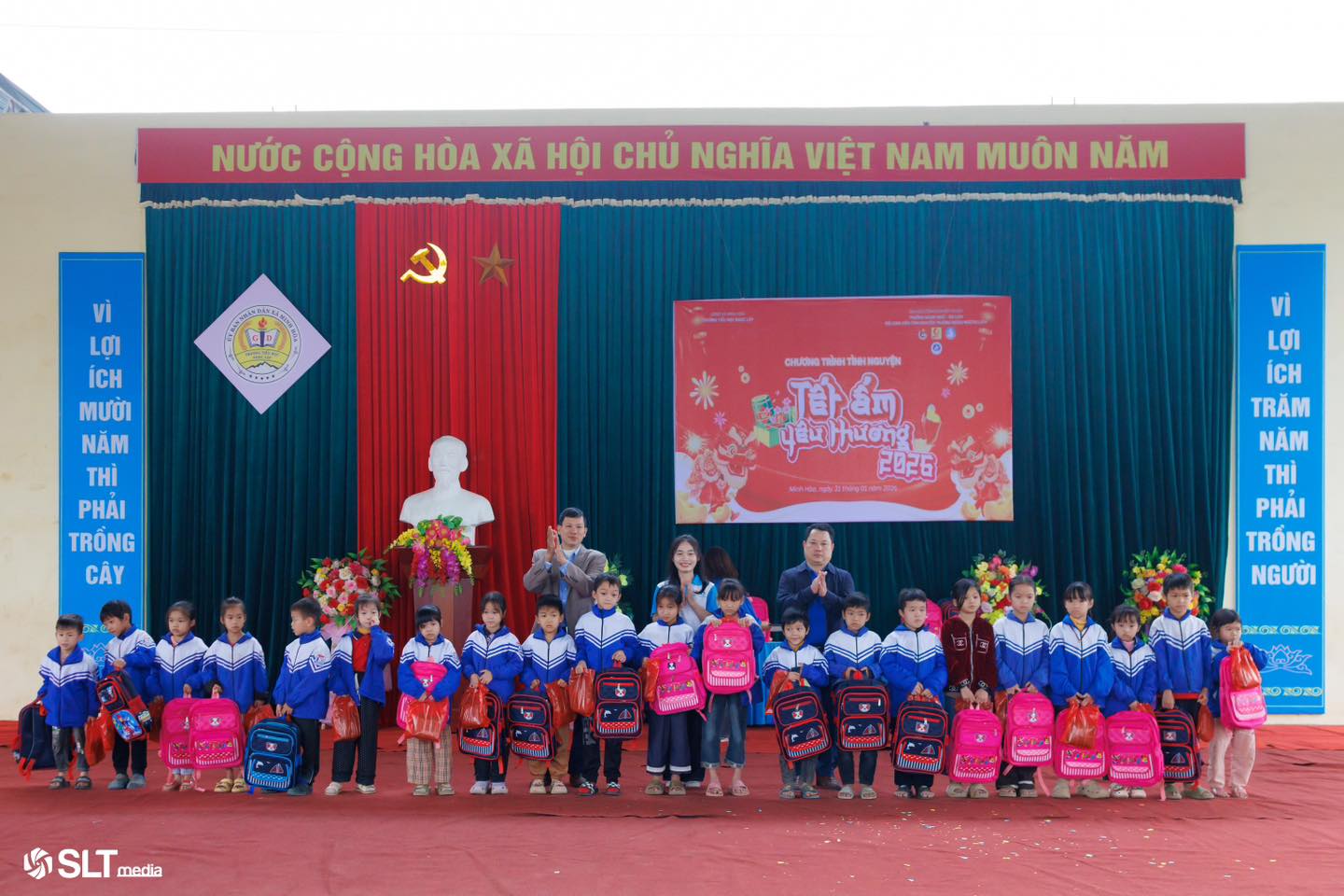 Tuổi trẻ Trường Ngoại ngữ – Du lịch mang Tết Ấm Yêu Thương đến học sinh Trường Tiểu học Ngọc Lập