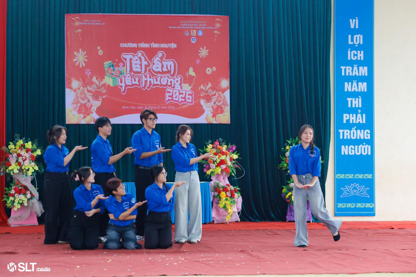 Tuổi trẻ Trường Ngoại ngữ – Du lịch mang Tết Ấm Yêu Thương đến học sinh Trường Tiểu học Ngọc Lập