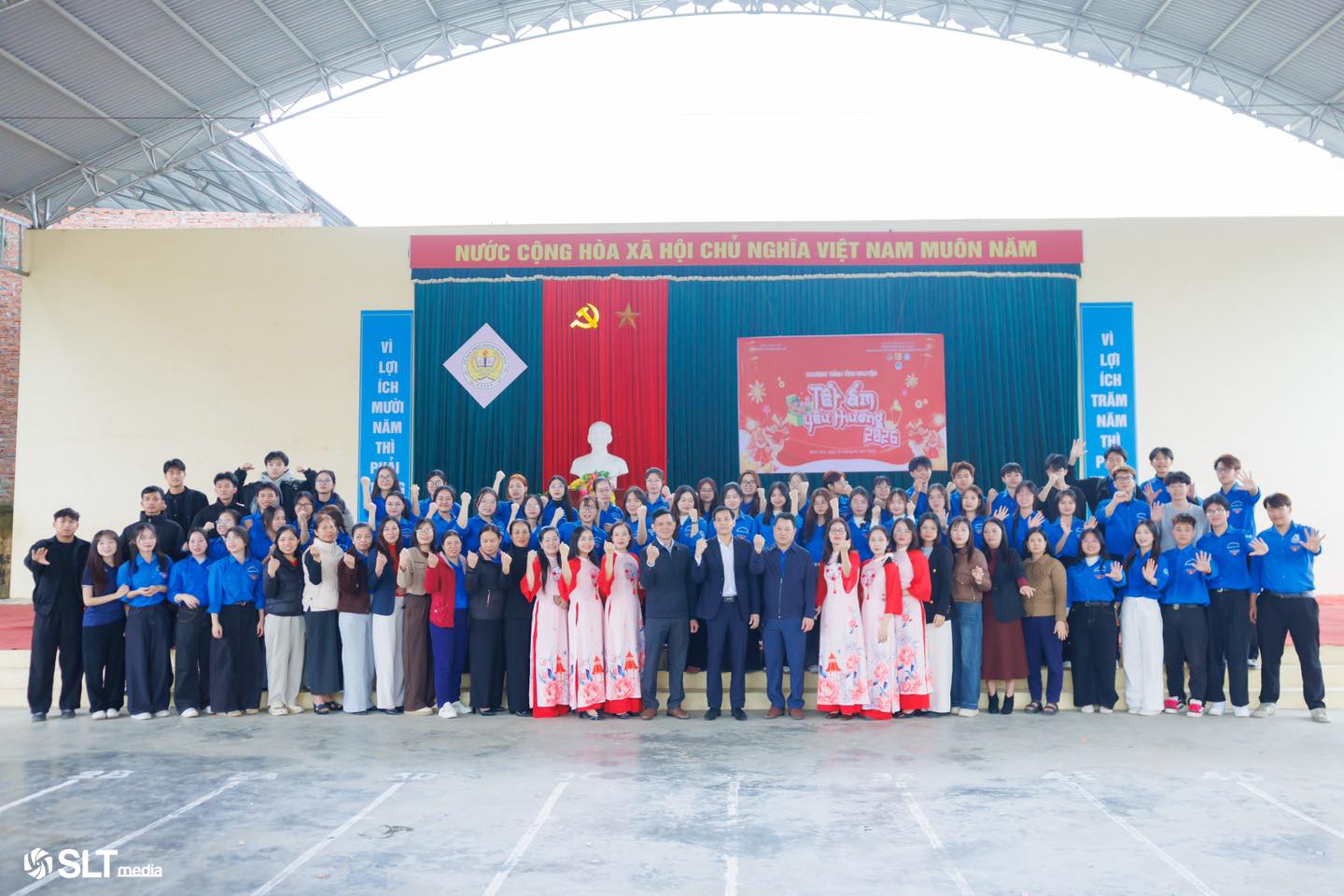 Tuổi trẻ Trường Ngoại ngữ – Du lịch mang Tết Ấm Yêu Thương đến học sinh Trường Tiểu học Ngọc Lập