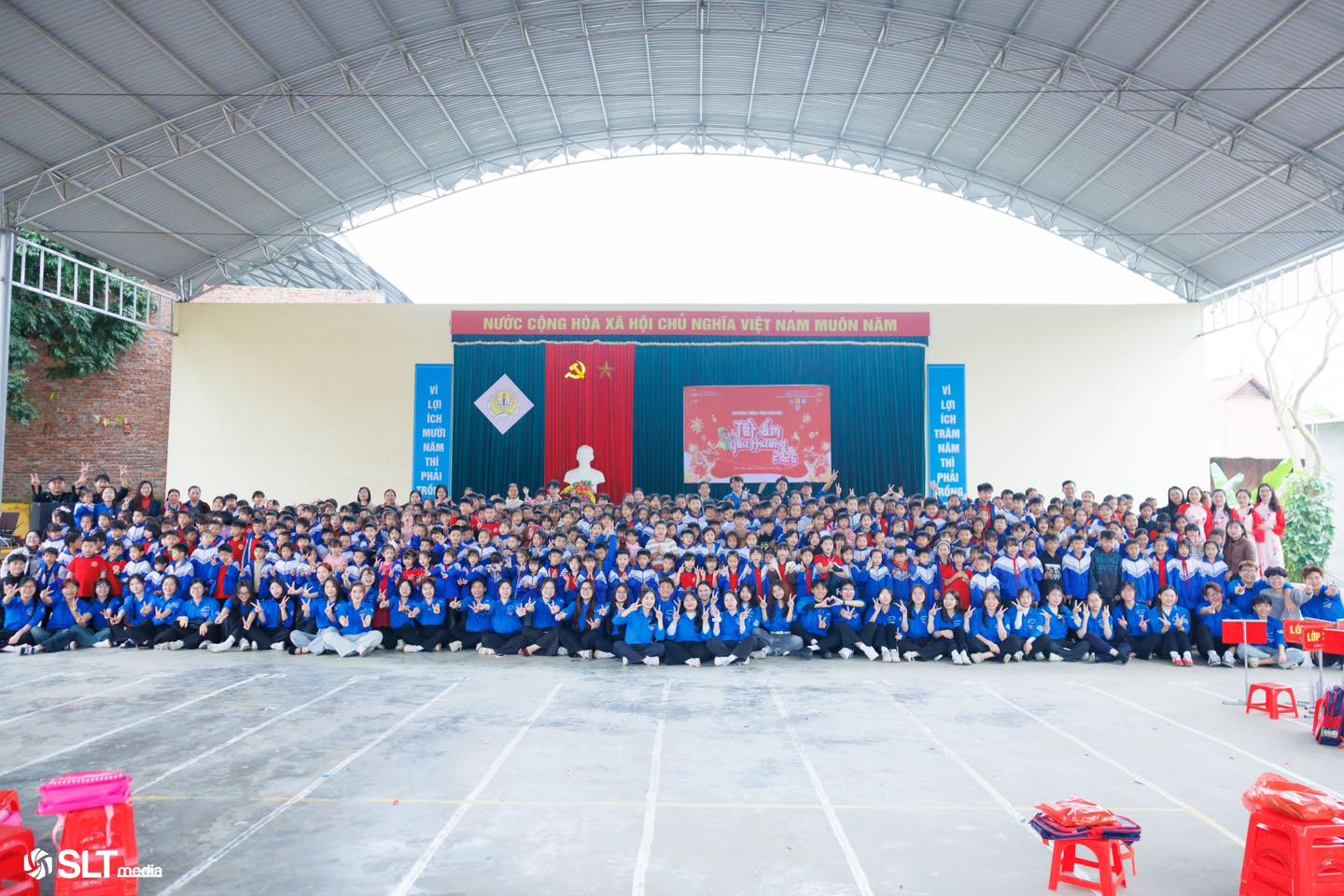 Tuổi trẻ Trường Ngoại ngữ – Du lịch mang Tết Ấm Yêu Thương đến học sinh Trường Tiểu học Ngọc Lập