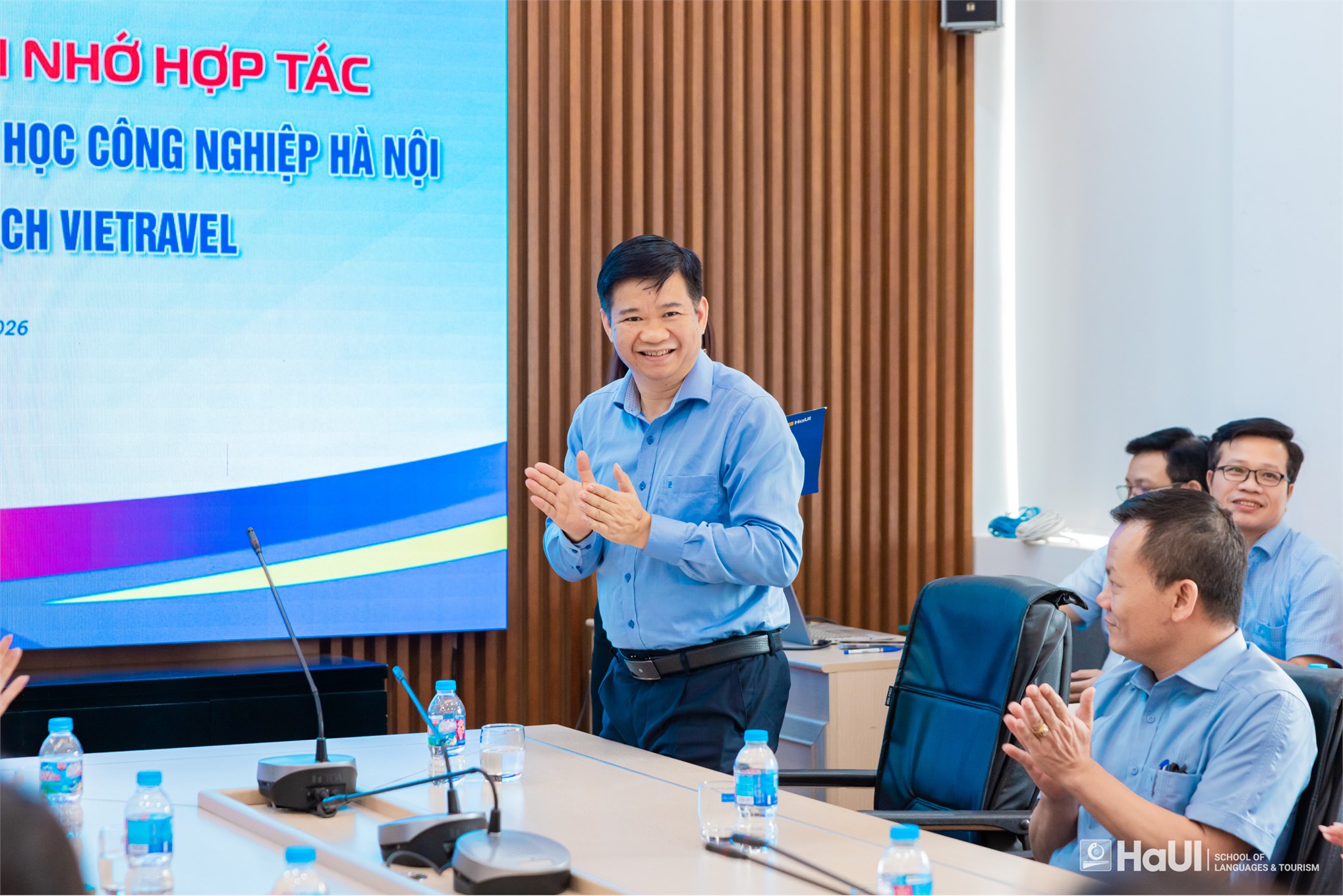 Trường Ngoại ngữ - Du lịch ký kết hợp tác với Công ty Cổ phần Du lịch Vietravel, mở rộng cơ hội thực tập và việc làm cho sinh viên