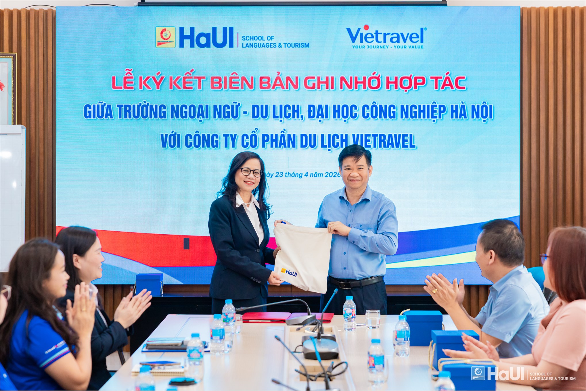 Trường Ngoại ngữ - Du lịch ký kết hợp tác với Công ty Cổ phần Du lịch Vietravel, mở rộng cơ hội thực tập và việc làm cho sinh viên
