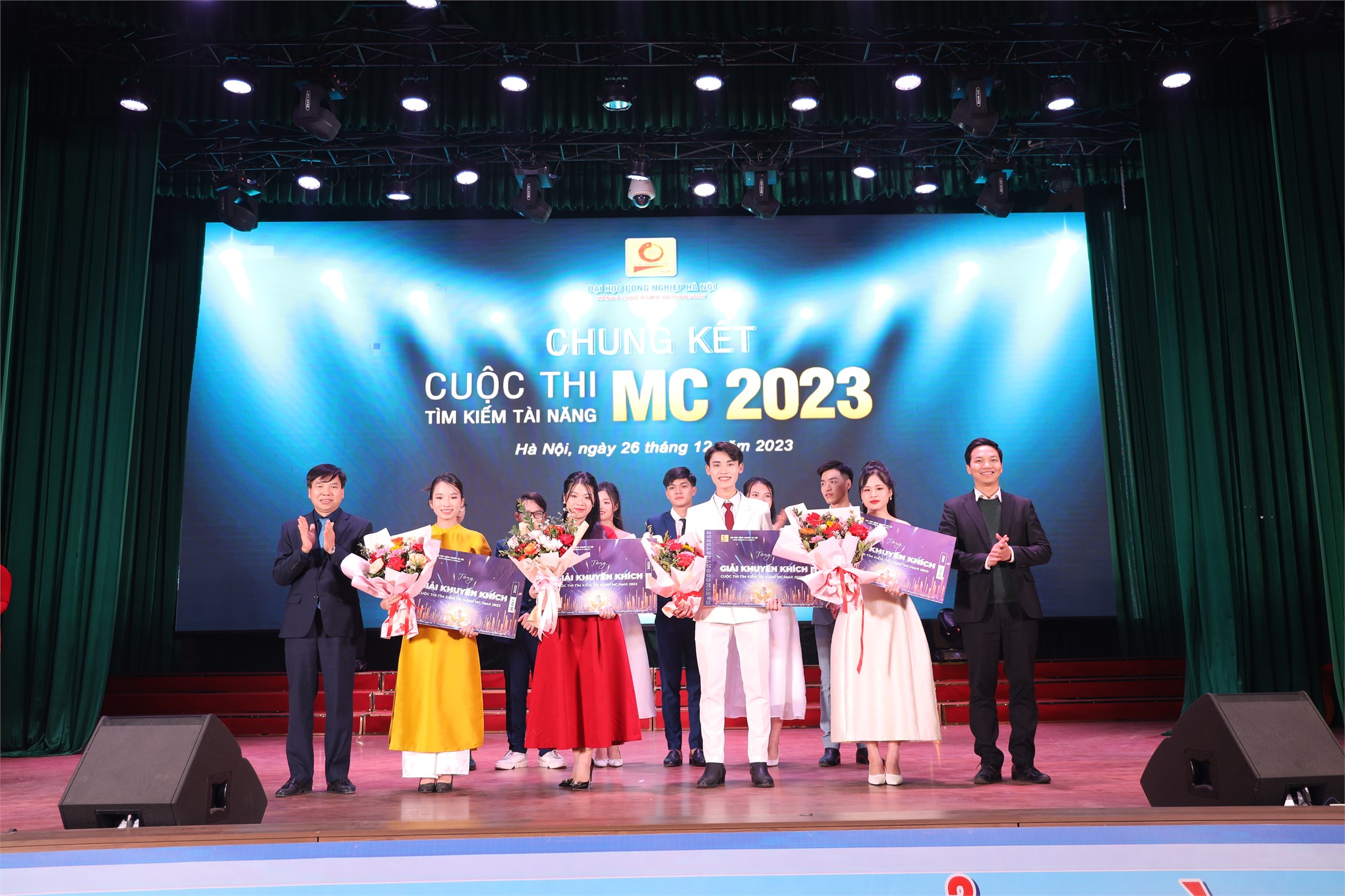 Nữ sinh Khoa Du lịch truyền cảm hứng từ hành trình vượt khó và ghi dấu ấn bằng nhiều thành tích nổi bật