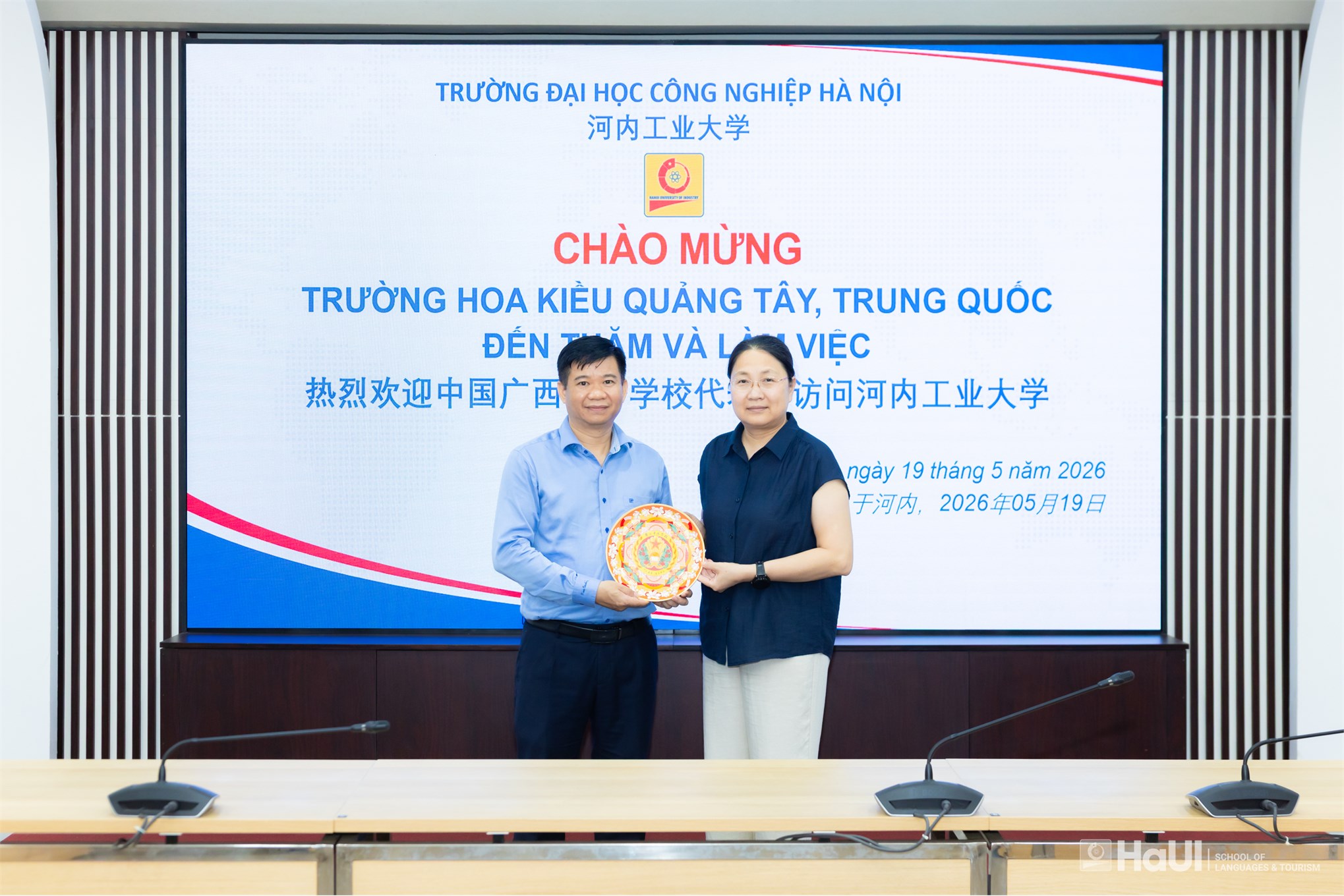 Trường Ngoại ngữ - Du lịch làm việc với Trường Hoa Kiều Quảng Tây, Trung Quốc: Tăng cường kết nối giáo dục và giao lưu văn hóa Việt - Trung