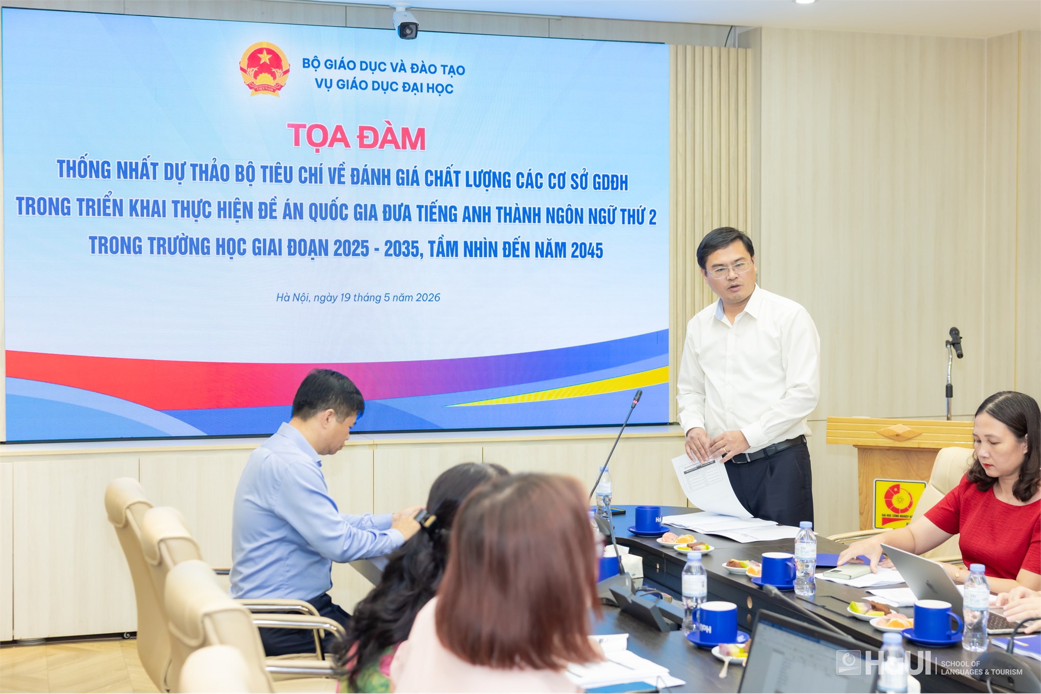 TS. Đặng Văn Huấn - Phó Vụ trưởng Vụ Giáo dục Đại học, Bộ Giáo dục và Đào tạo chủ trì tọa đàm.