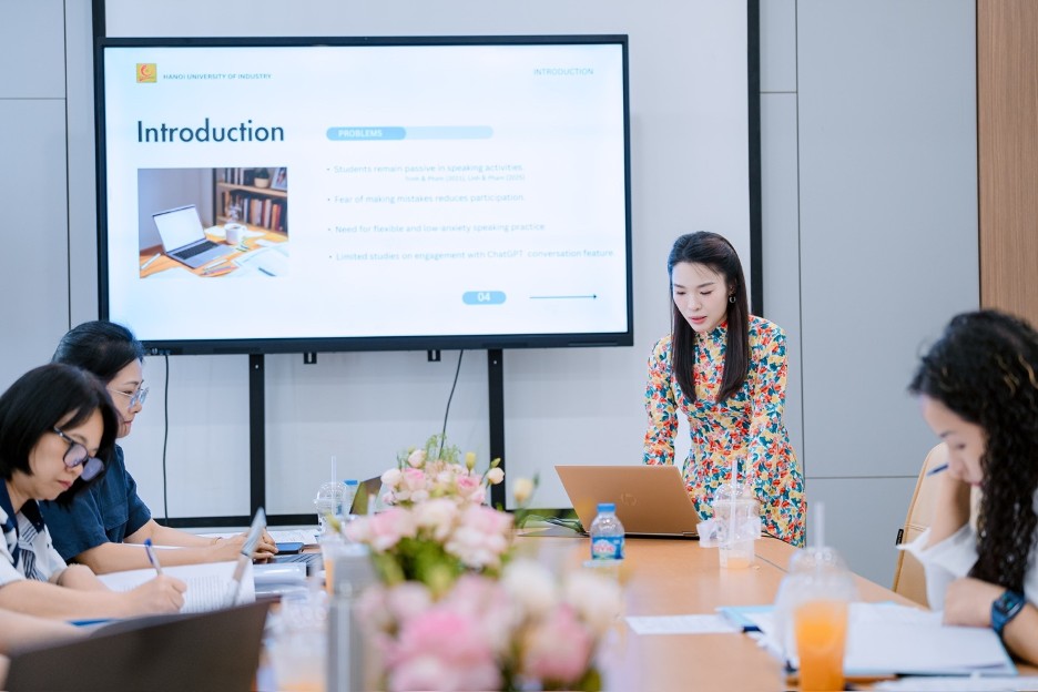 Học viên cao học ngành Ngôn ngữ Anh khóa 14 bảo vệ thành công đề án tốt nghiệp thạc sĩ