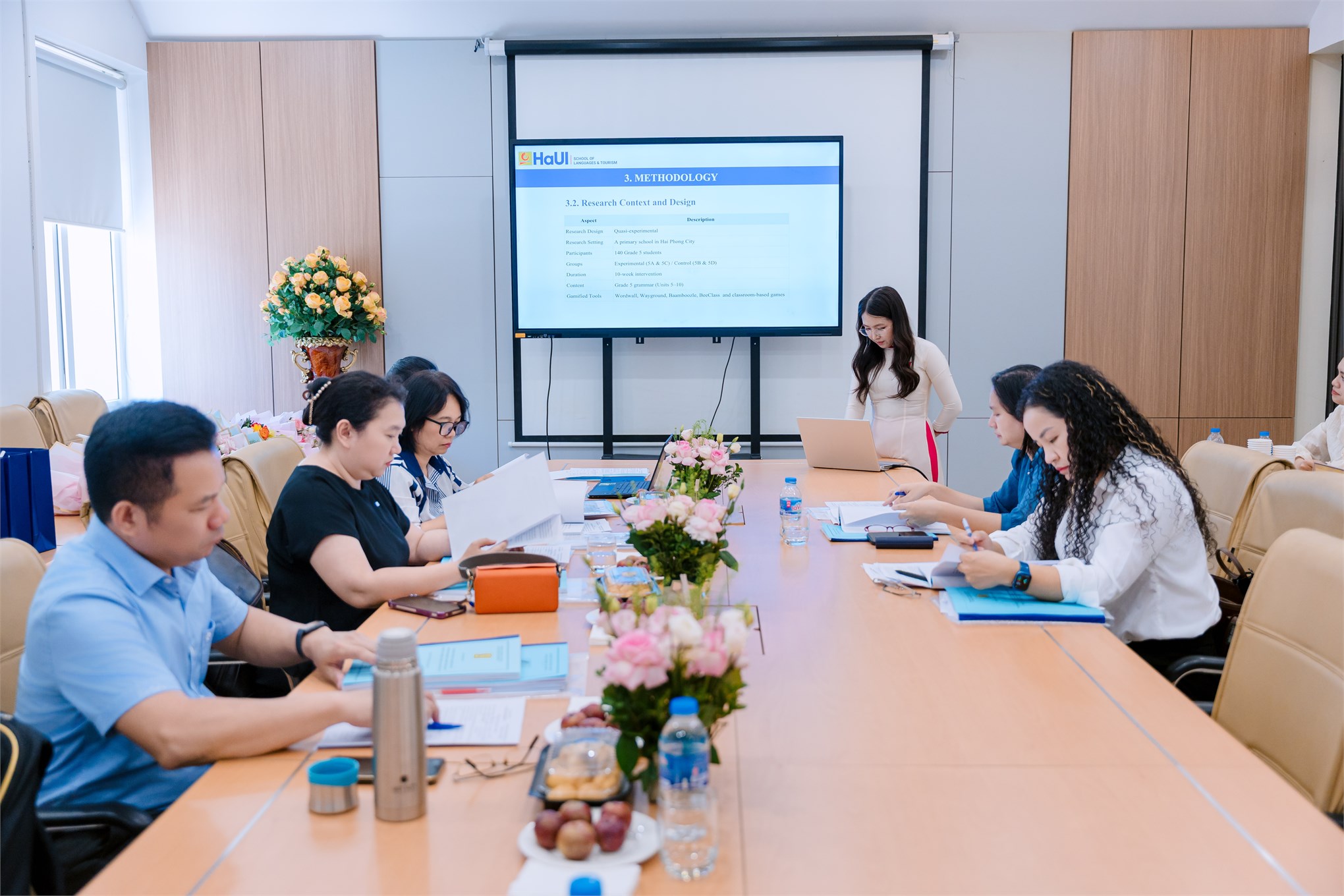 Học viên cao học ngành Ngôn ngữ Anh khóa 14 bảo vệ thành công đề án tốt nghiệp thạc sĩ