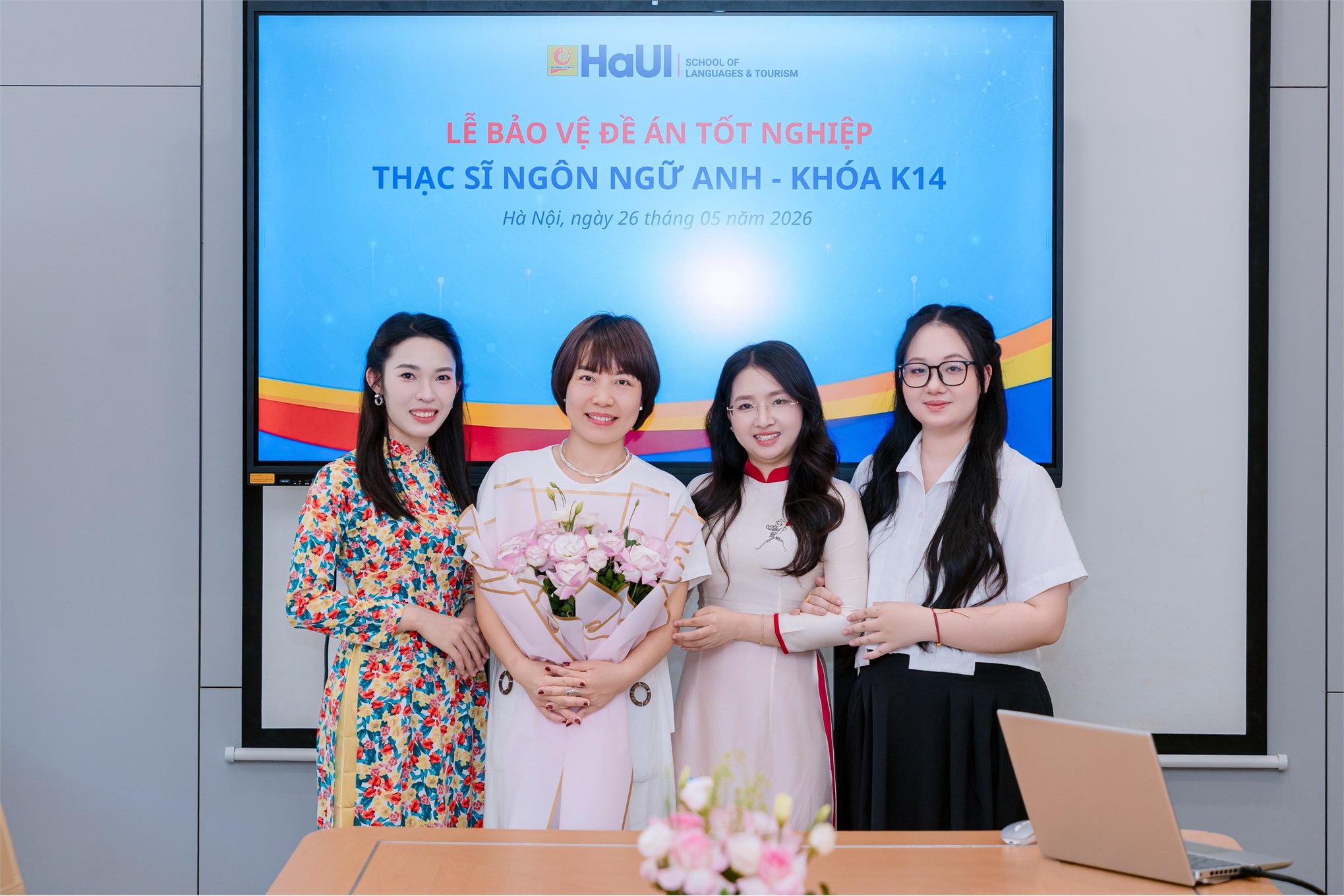 Học viên cao học ngành Ngôn ngữ Anh khóa 14 bảo vệ thành công đề án tốt nghiệp thạc sĩ