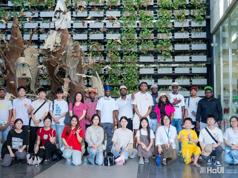 Học viên quốc tế Trường Ngoại ngữ - Du lịch tham quan, học tập thực tế tại Bảo tàng Lịch sử Quân sự Việt Nam