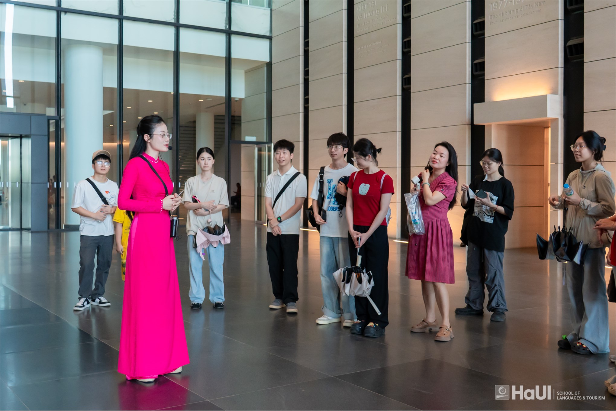 Học viên quốc tế Trường Ngoại ngữ - Du lịch tham quan, học tập thực tế tại Bảo tàng Lịch sử Quân sự Việt Nam