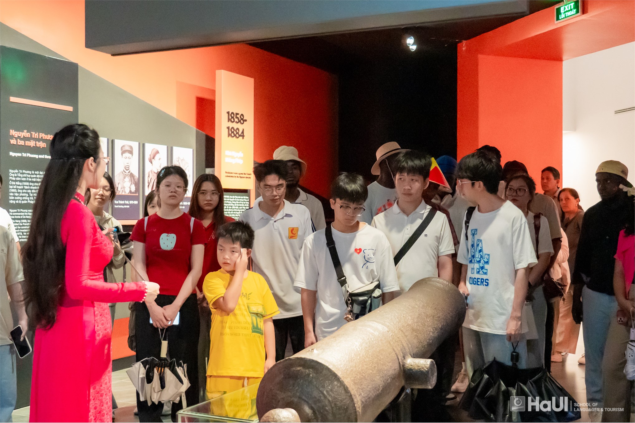 Học viên quốc tế Trường Ngoại ngữ - Du lịch tham quan, học tập thực tế tại Bảo tàng Lịch sử Quân sự Việt Nam