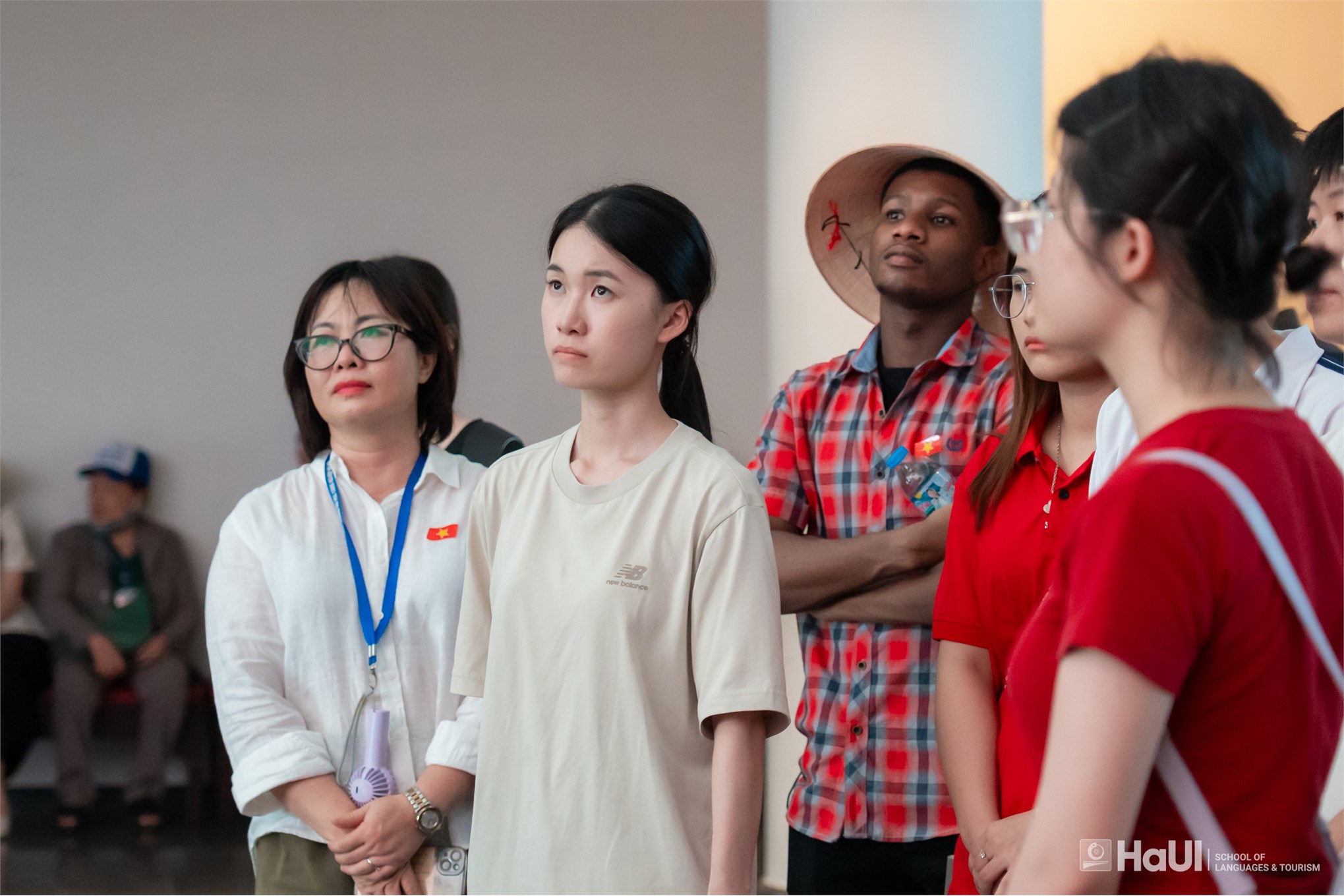 Học viên quốc tế Trường Ngoại ngữ - Du lịch tham quan, học tập thực tế tại Bảo tàng Lịch sử Quân sự Việt Nam