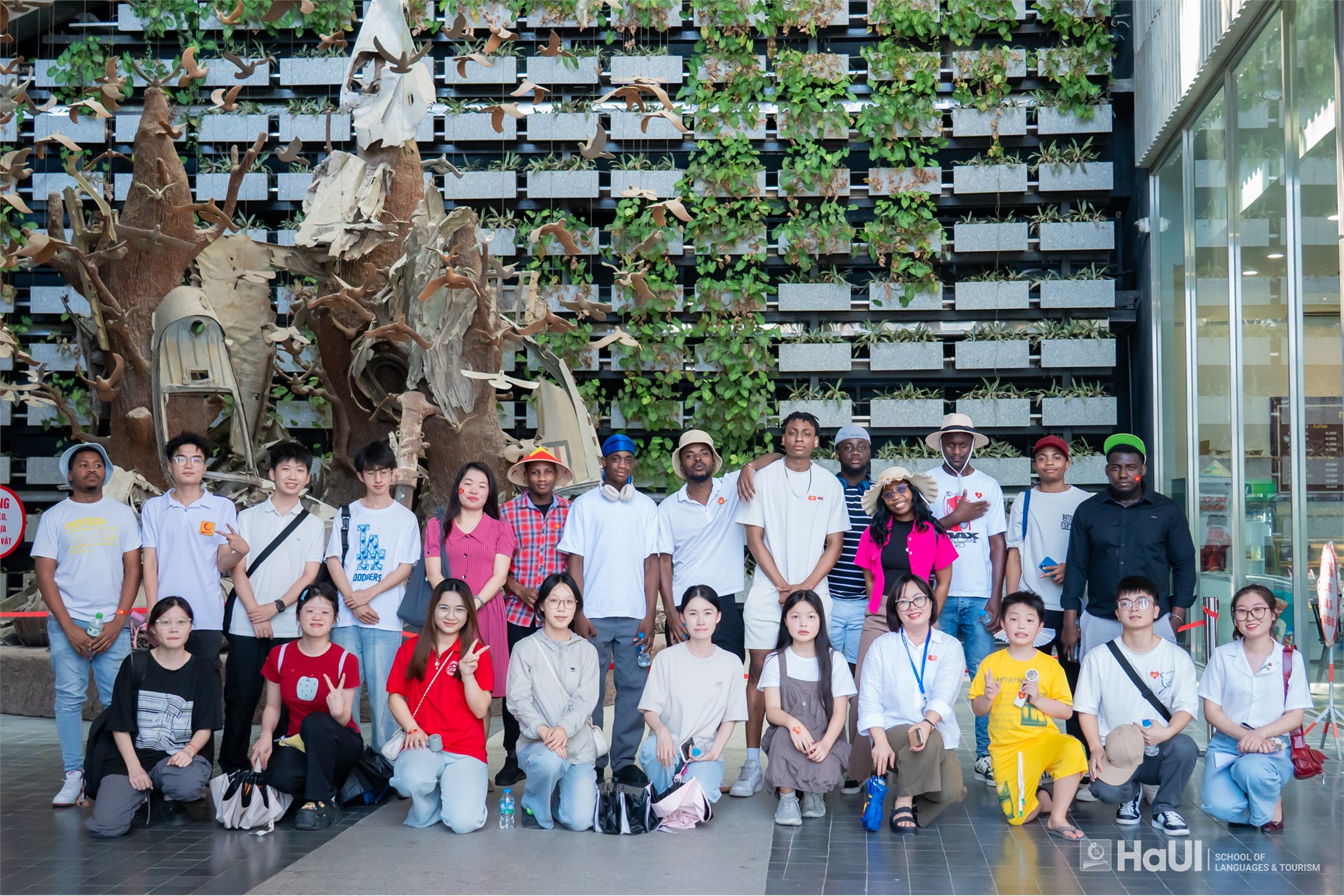 Học viên quốc tế Trường Ngoại ngữ - Du lịch tham quan, học tập thực tế tại Bảo tàng Lịch sử Quân sự Việt Nam