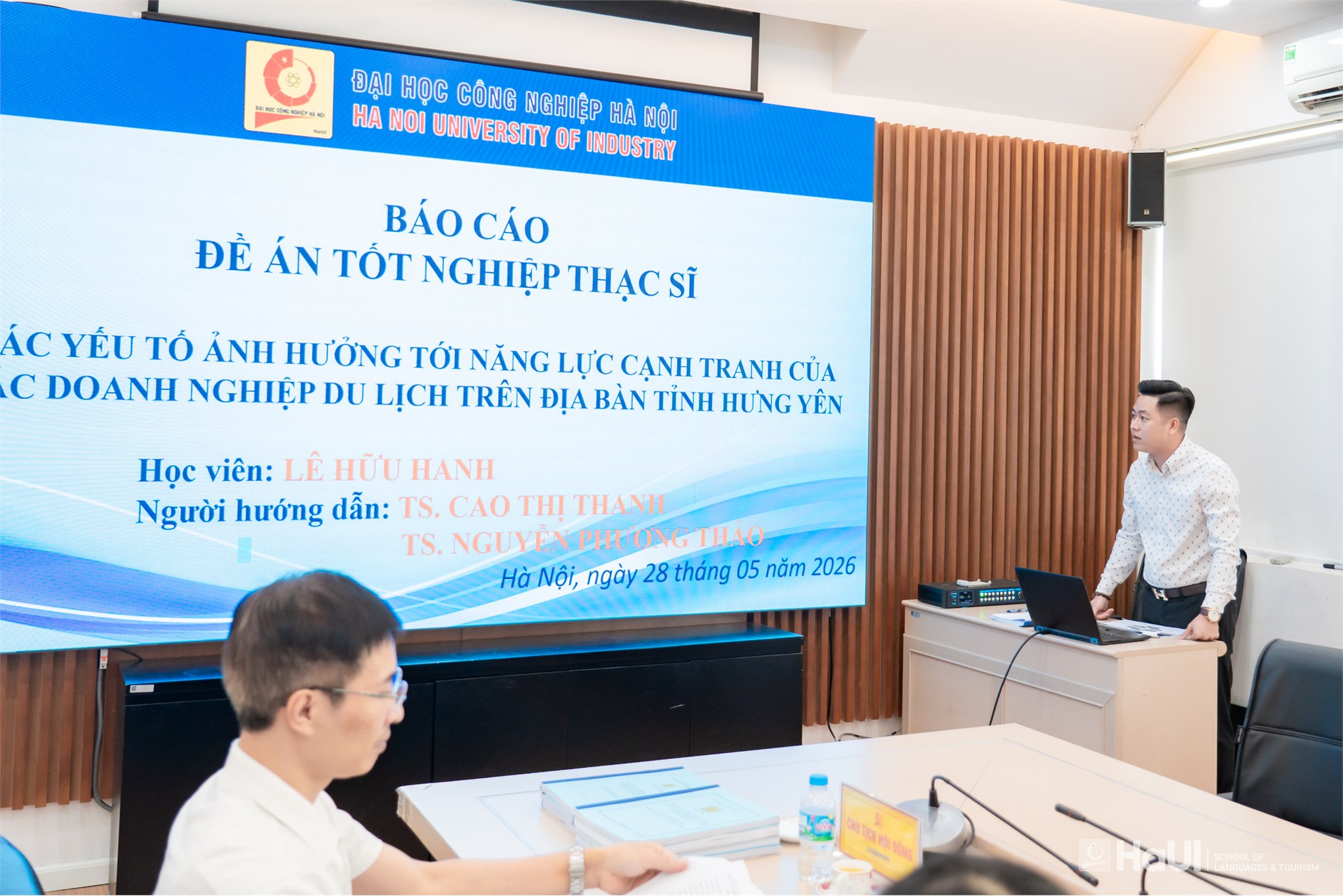 Học viên cao học ngành Quản trị dịch vụ du lịch và lữ hành bảo vệ đề án tốt nghiệp