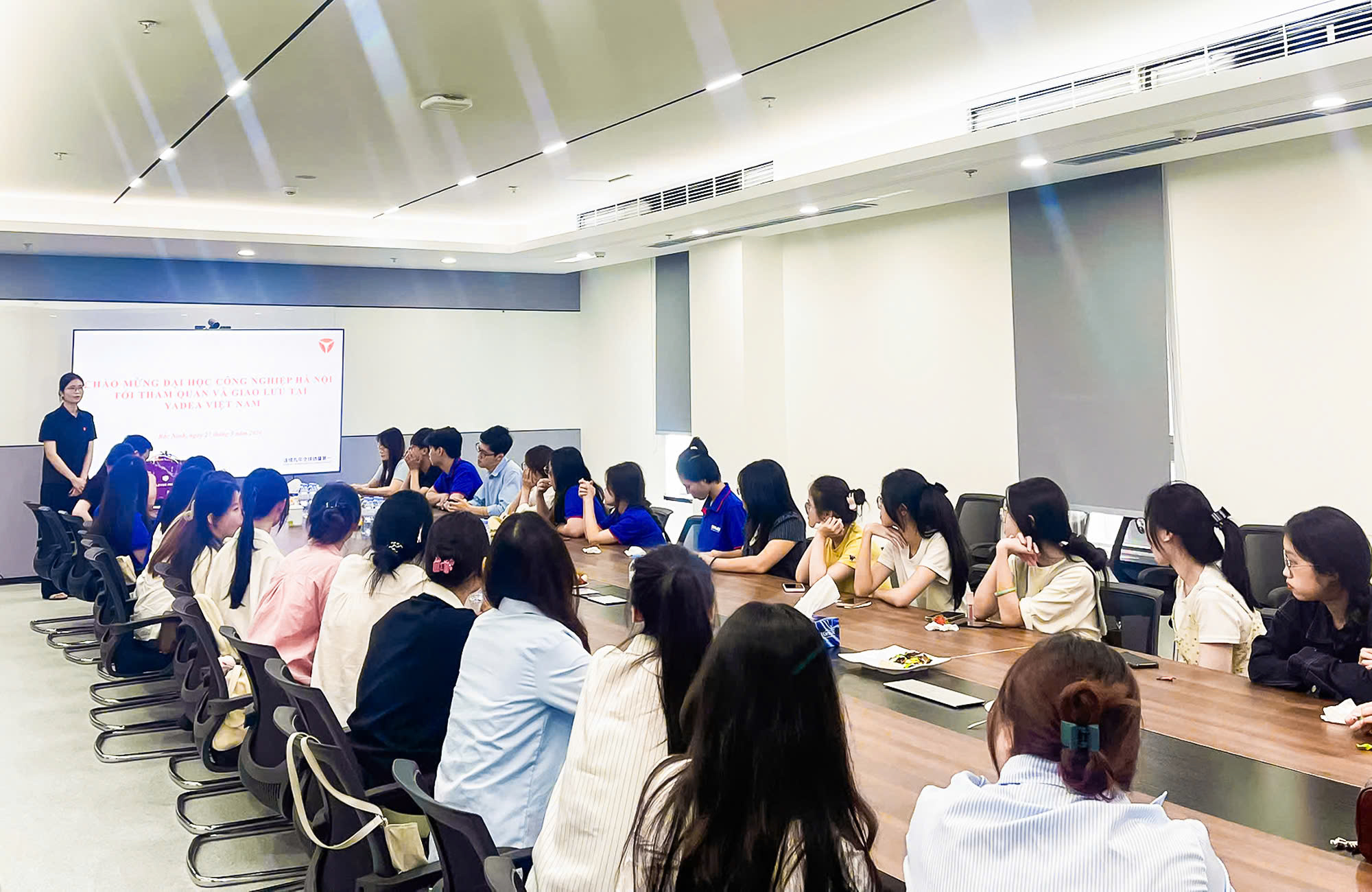 Sinh viên Trường Ngoại ngữ – Du lịch tham quan thực tế tại Công ty TNHH Khoa học kỹ thuật Yadea Việt Nam