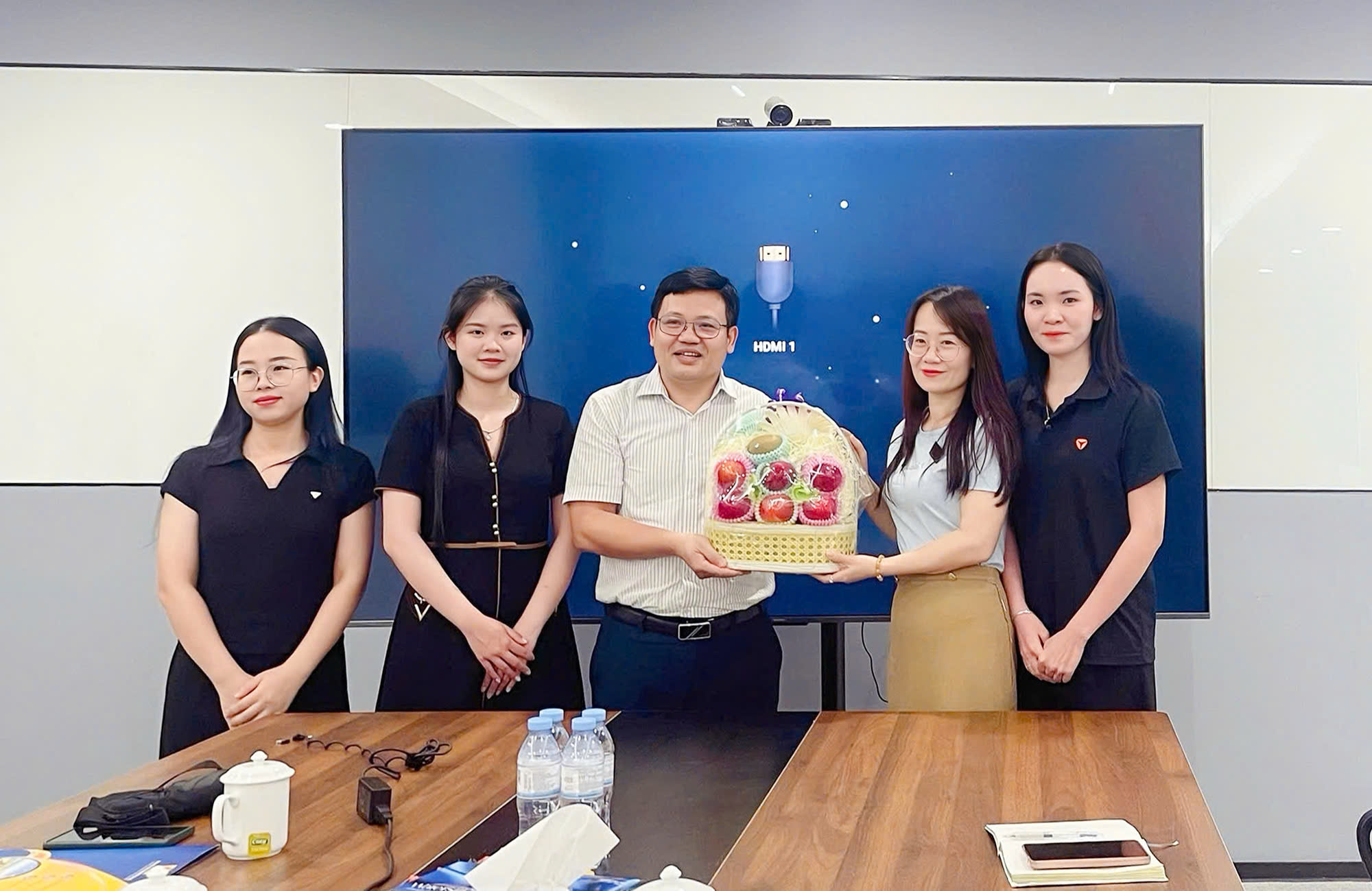 Sinh viên Trường Ngoại ngữ – Du lịch tham quan thực tế tại Công ty TNHH Khoa học kỹ thuật Yadea Việt Nam