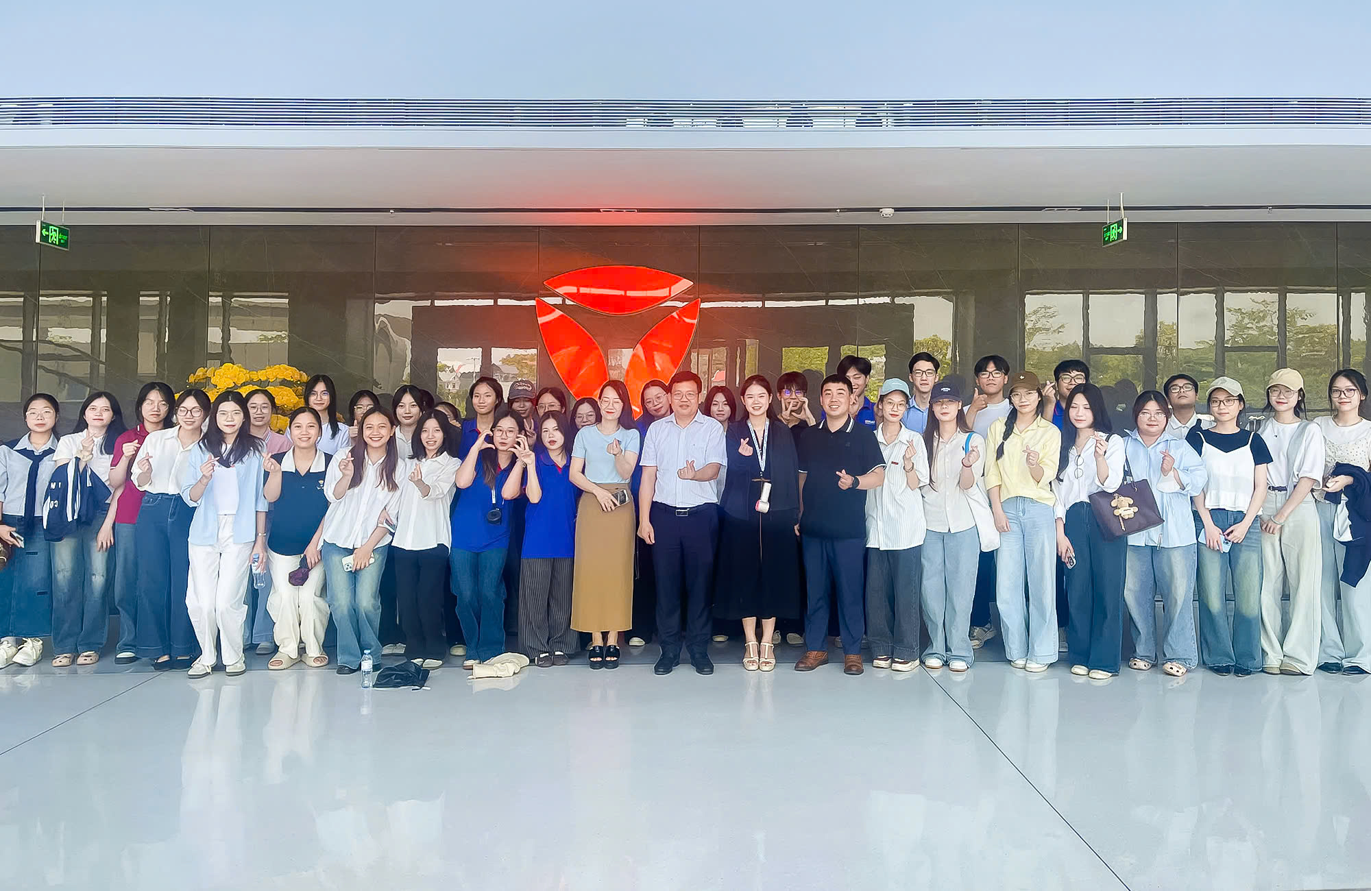 Sinh viên Trường Ngoại ngữ – Du lịch tham quan thực tế tại Công ty TNHH Khoa học kỹ thuật Yadea Việt Nam