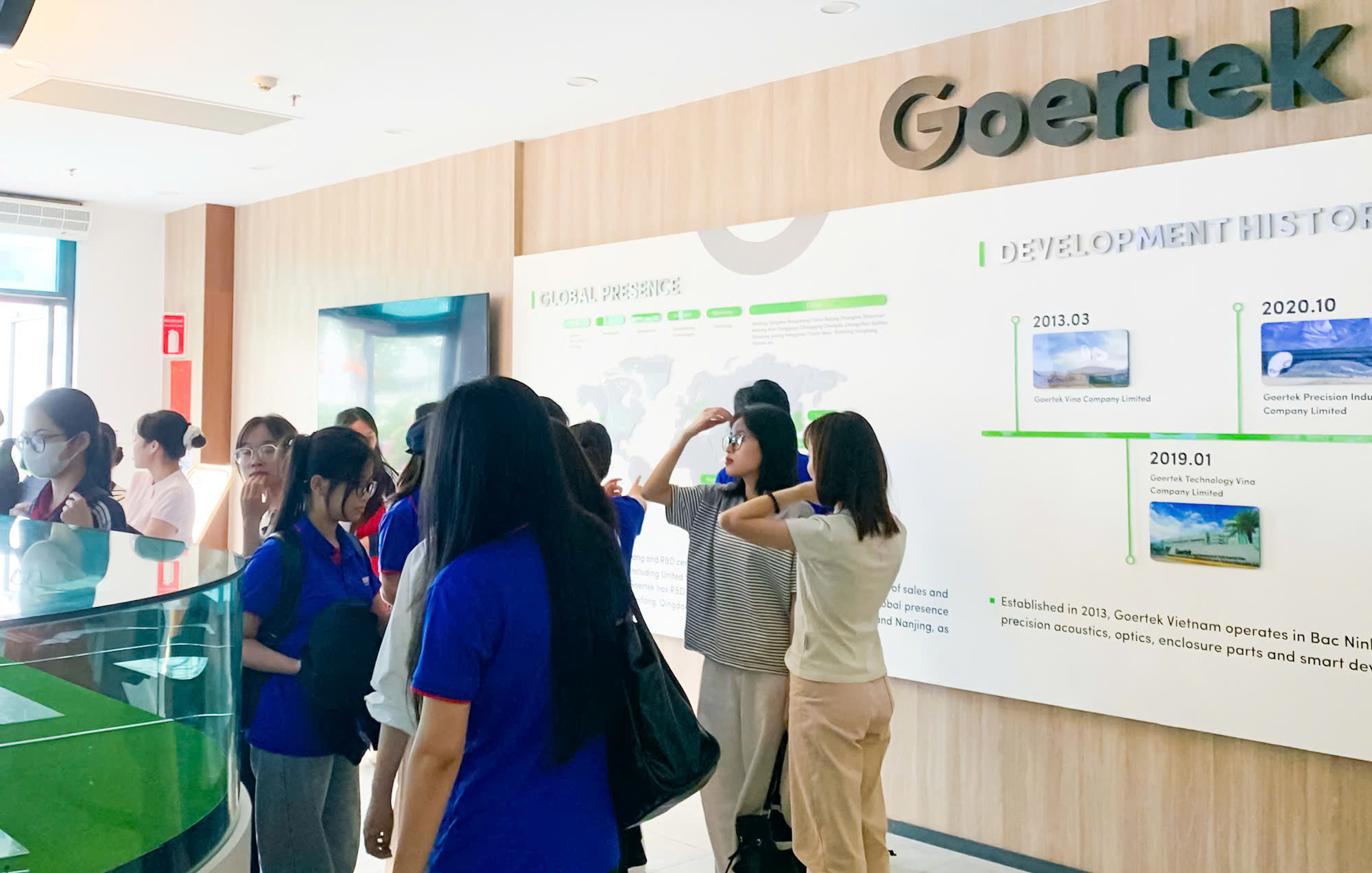 Sinh viên Khoa Ngôn ngữ Anh và Khoa Ngôn ngữ Trung Quốc tham quan thực tế tại Công ty TNHH Khoa học Kỹ thuật Goertek Vina