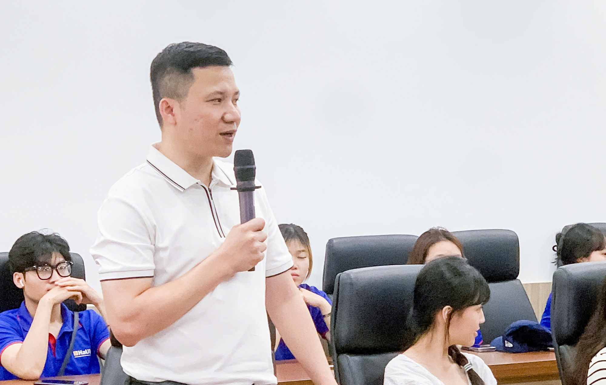 Sinh viên Khoa Ngôn ngữ Anh và Khoa Ngôn ngữ Trung Quốc tham quan thực tế tại Công ty TNHH Khoa học Kỹ thuật Goertek Vina