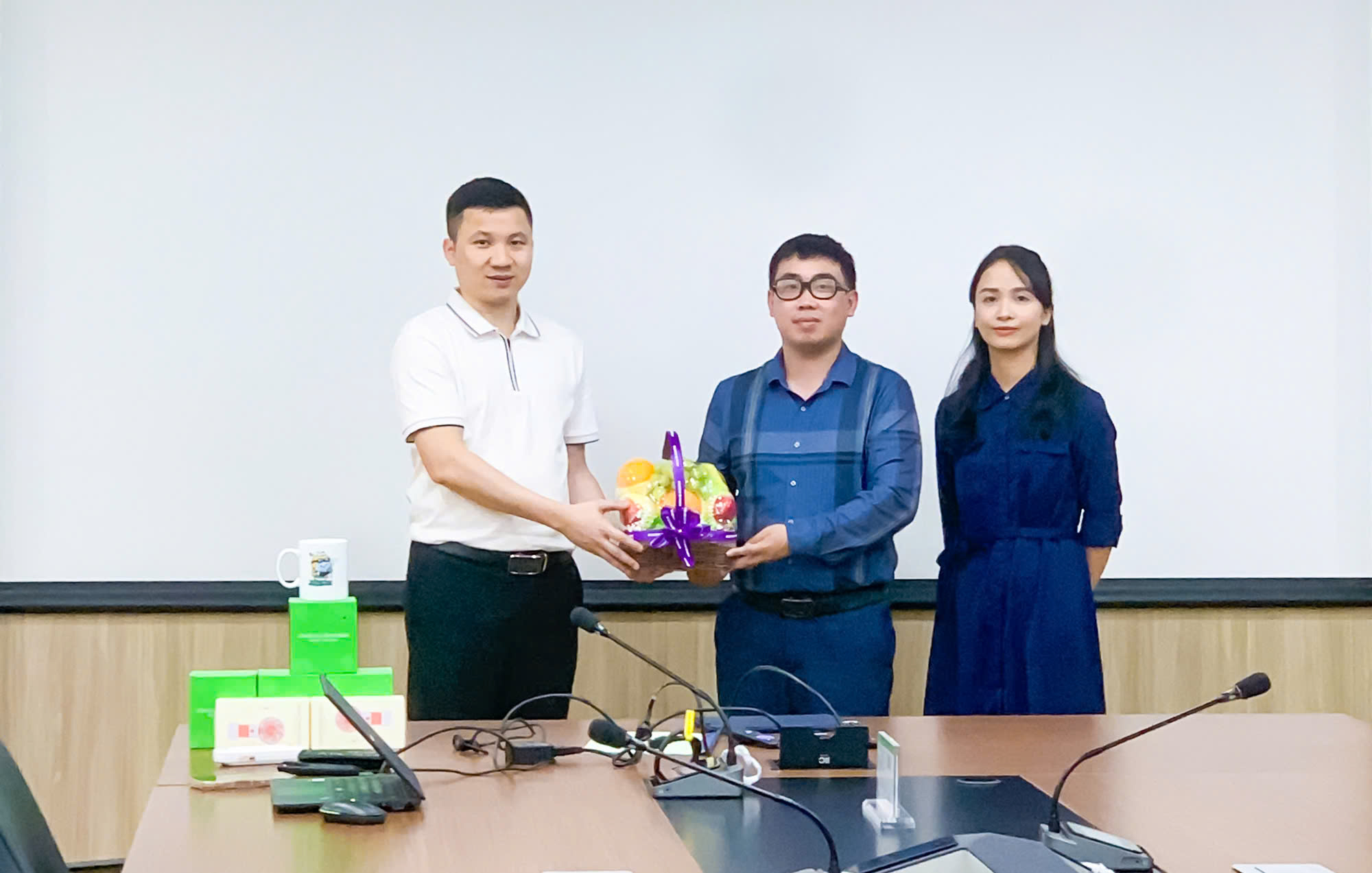 Sinh viên Khoa Ngôn ngữ Anh và Khoa Ngôn ngữ Trung Quốc tham quan thực tế tại Công ty TNHH Khoa học Kỹ thuật Goertek Vina