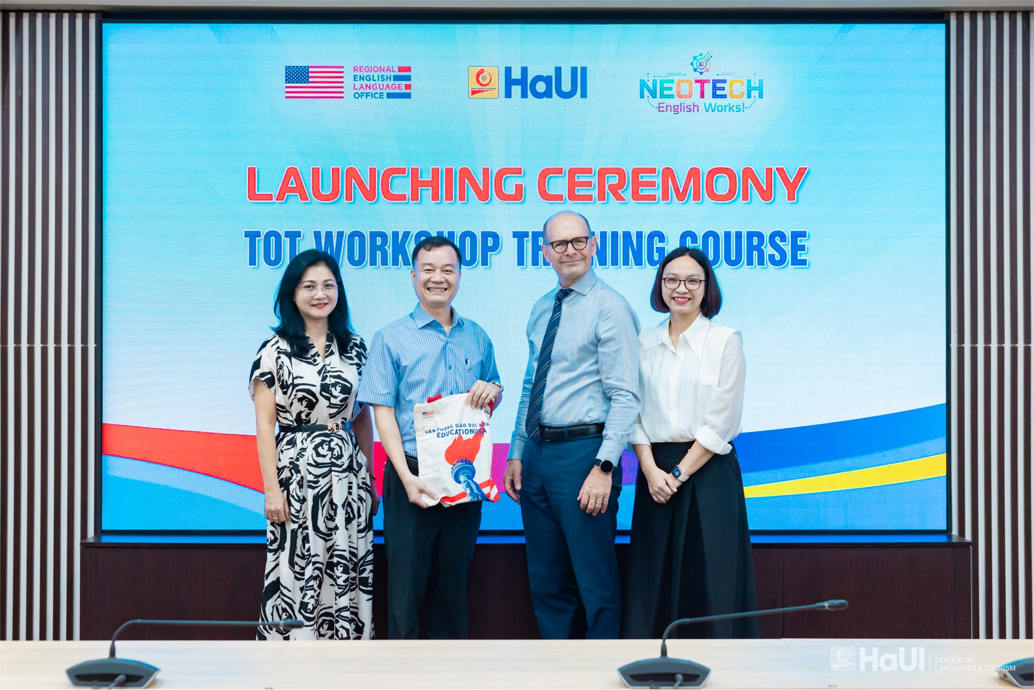 Khai mạc khóa tập huấn giảng viên Dự án NeoTECH English Works!