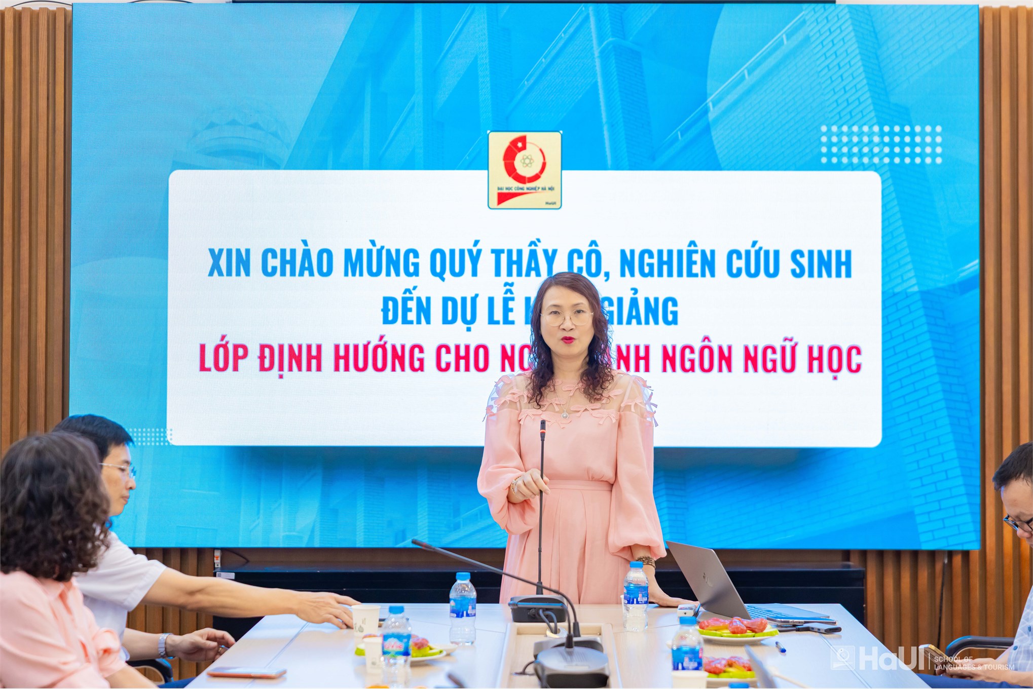 Trường Ngoại ngữ - Du lịch khai giảng Lớp định hướng chương trình đào tạo trình độ tiến sĩ ngành Ngôn ngữ học