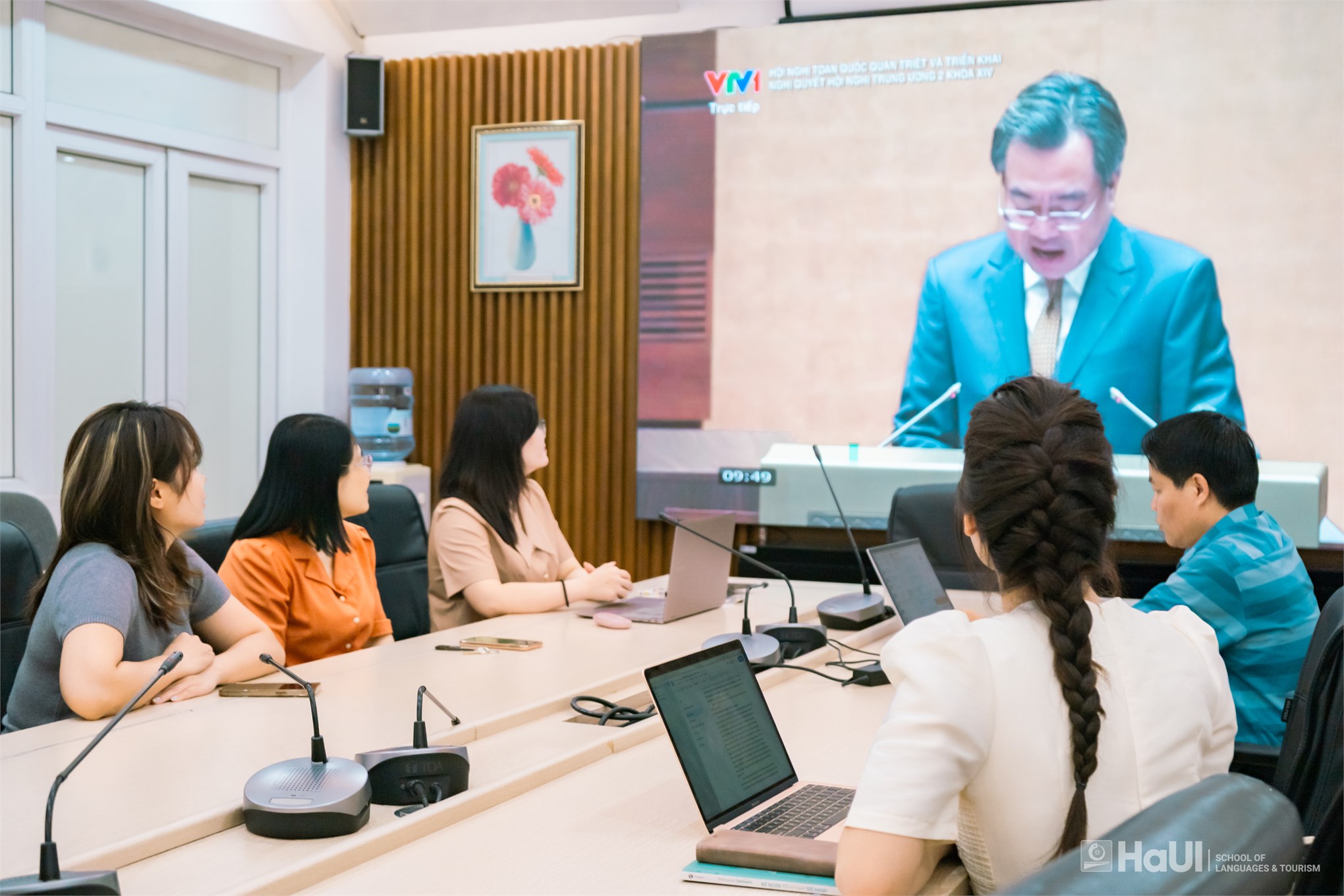 Đảng bộ bộ phận Trường Ngoại ngữ - Du lịch tham gia học tập, quán triệt Nghị quyết Hội nghị lần thứ Hai Ban Chấp hành Trung ương Đảng khóa XIV