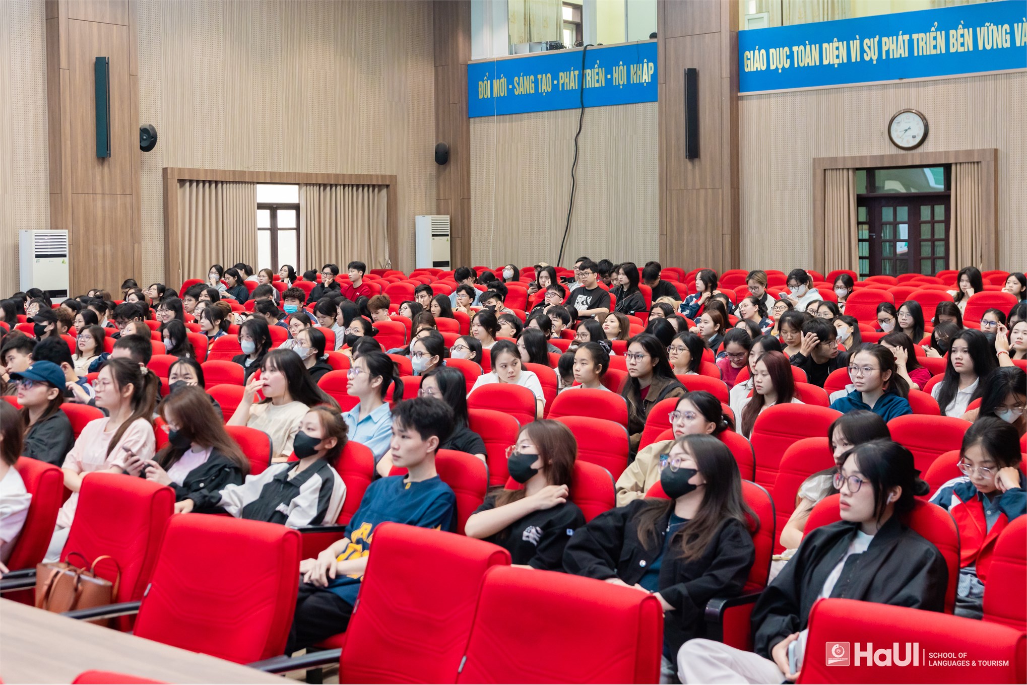 Trường Ngoại ngữ – Du lịch tổ chức Hội thảo định hướng thực tập cho sinh viên khóa 18 khối ngành Ngôn ngữ