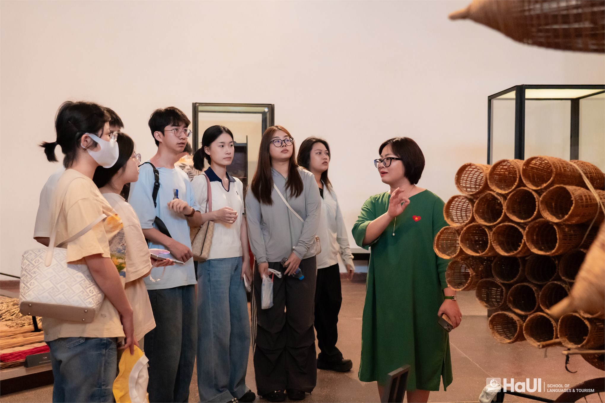 Học viên quốc tế trải nghiệm thực tế tại Bảo tàng Dân tộc học Việt Nam