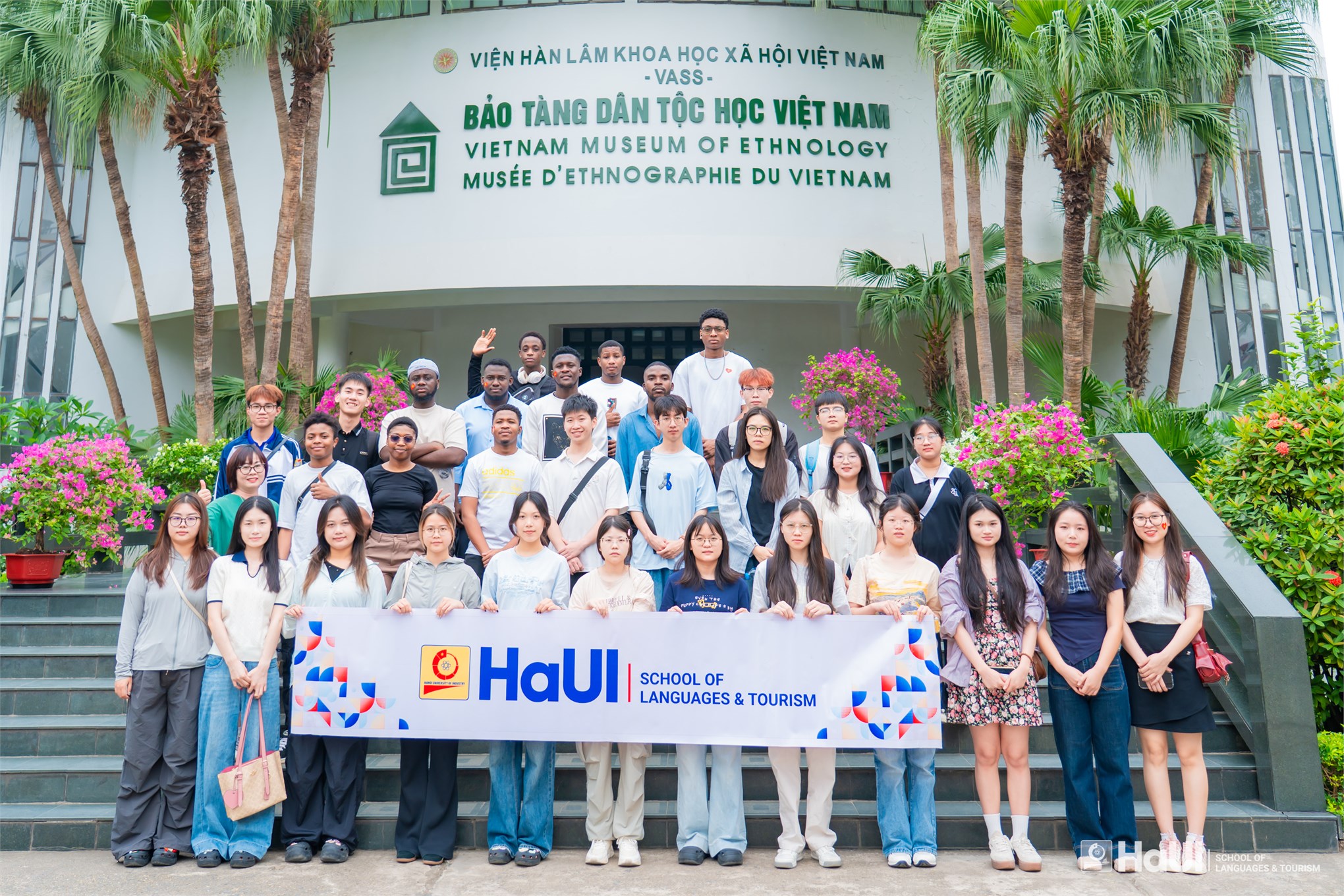 Học viên quốc tế trải nghiệm thực tế tại Bảo tàng Dân tộc học Việt Nam