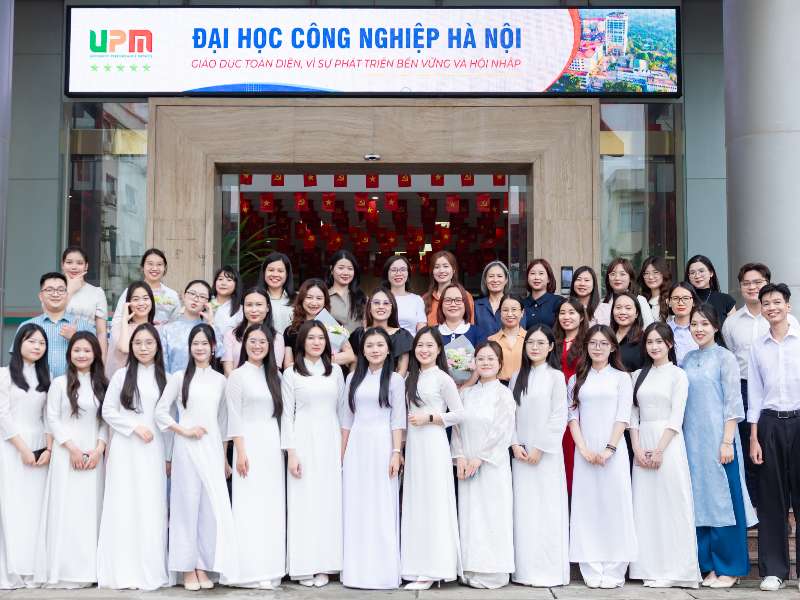 Sinh viên khóa đầu tiên chương trình Du lịch - Khách sạn EMI bảo vệ khóa luận tốt nghiệp bằng tiếng Anh