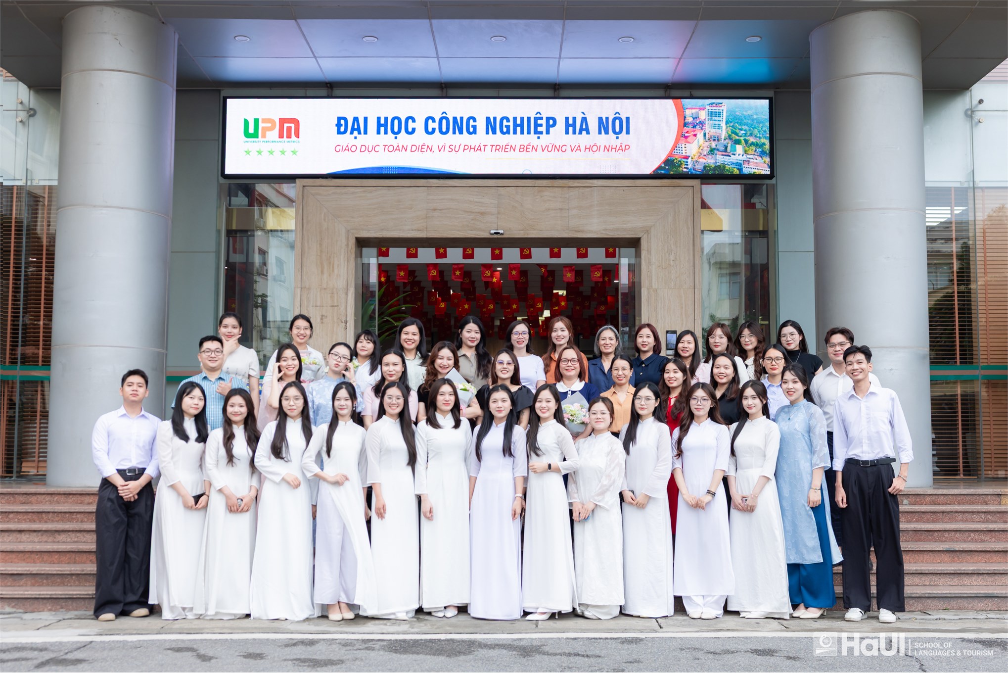 Sinh viên khóa đầu tiên chương trình Du lịch - Khách sạn EMI bảo vệ khóa luận tốt nghiệp bằng tiếng Anh