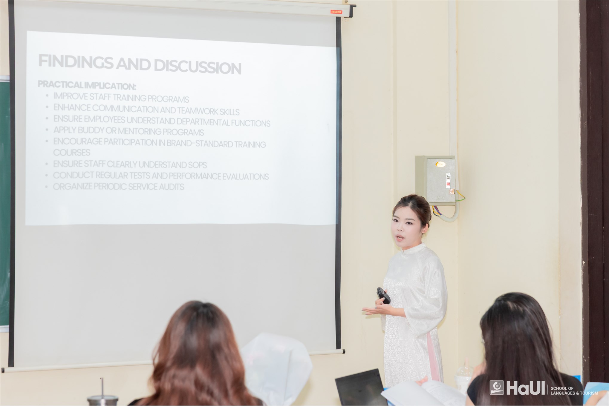 Sinh viên khóa đầu tiên chương trình Du lịch - Khách sạn EMI bảo vệ khóa luận tốt nghiệp bằng tiếng Anh